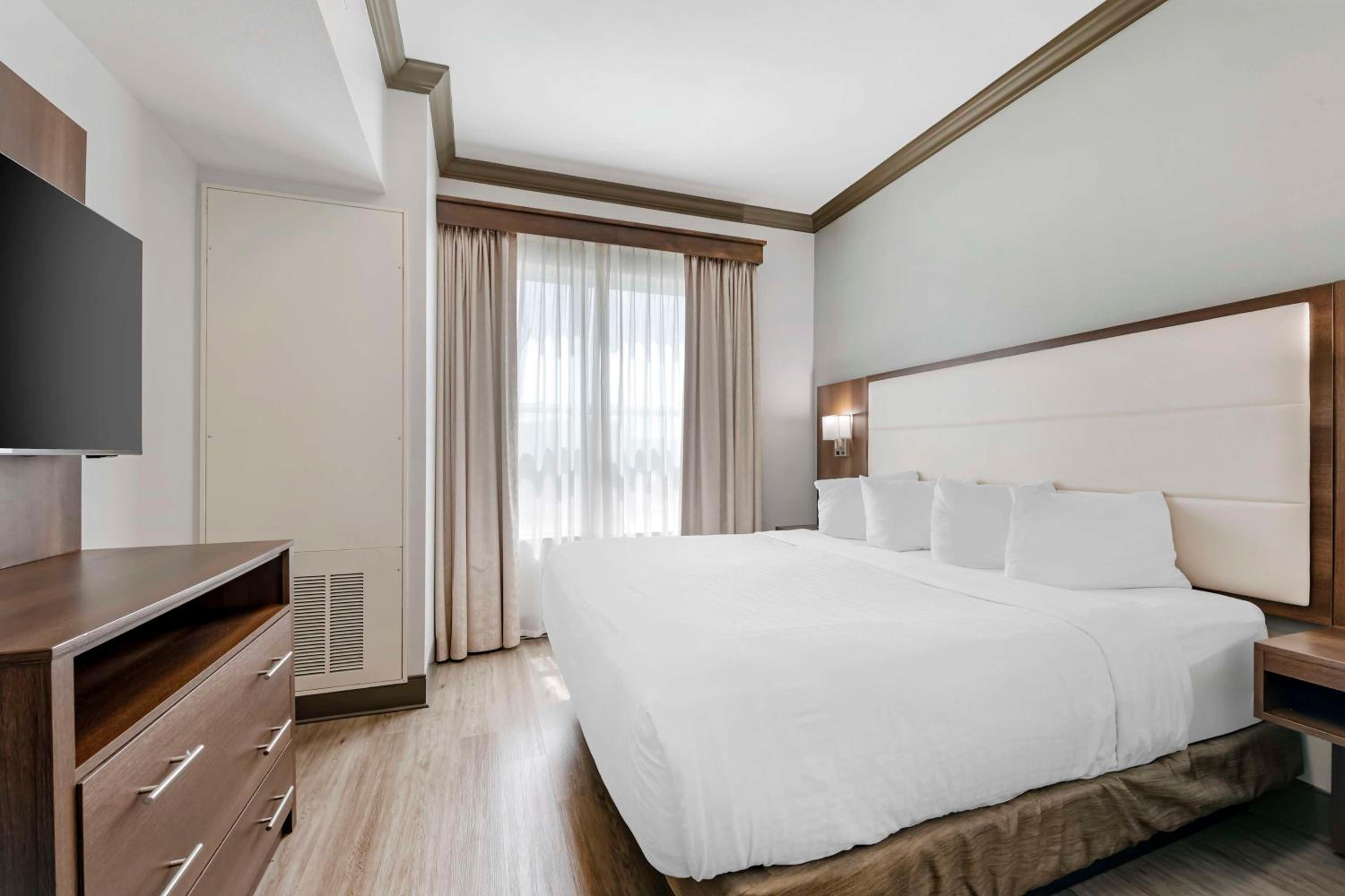 King Suite with Sofa Bed - Non-Smoking - Photo 2