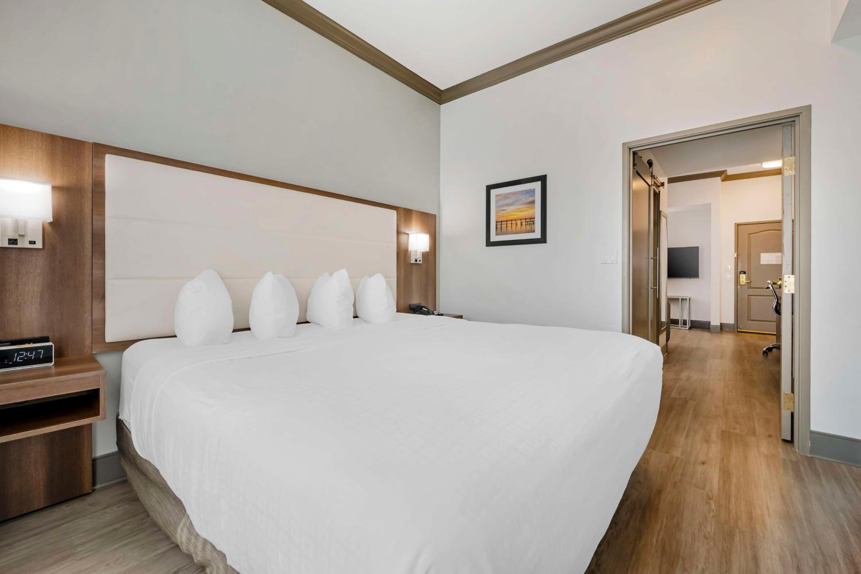 King Suite with Sofa Bed - Non-Smoking - Photo 4