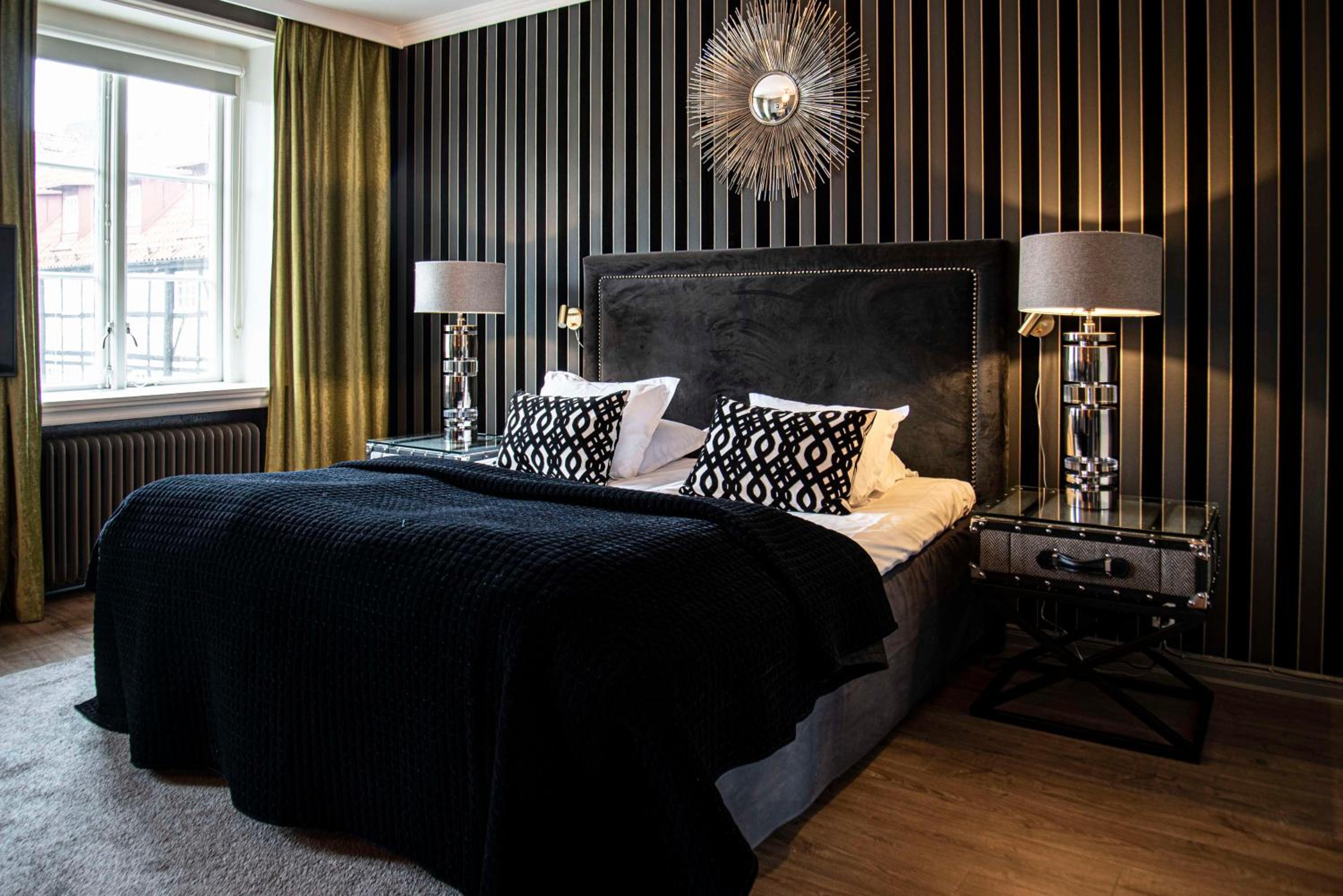 Premium Room with Balcony - Photo 11