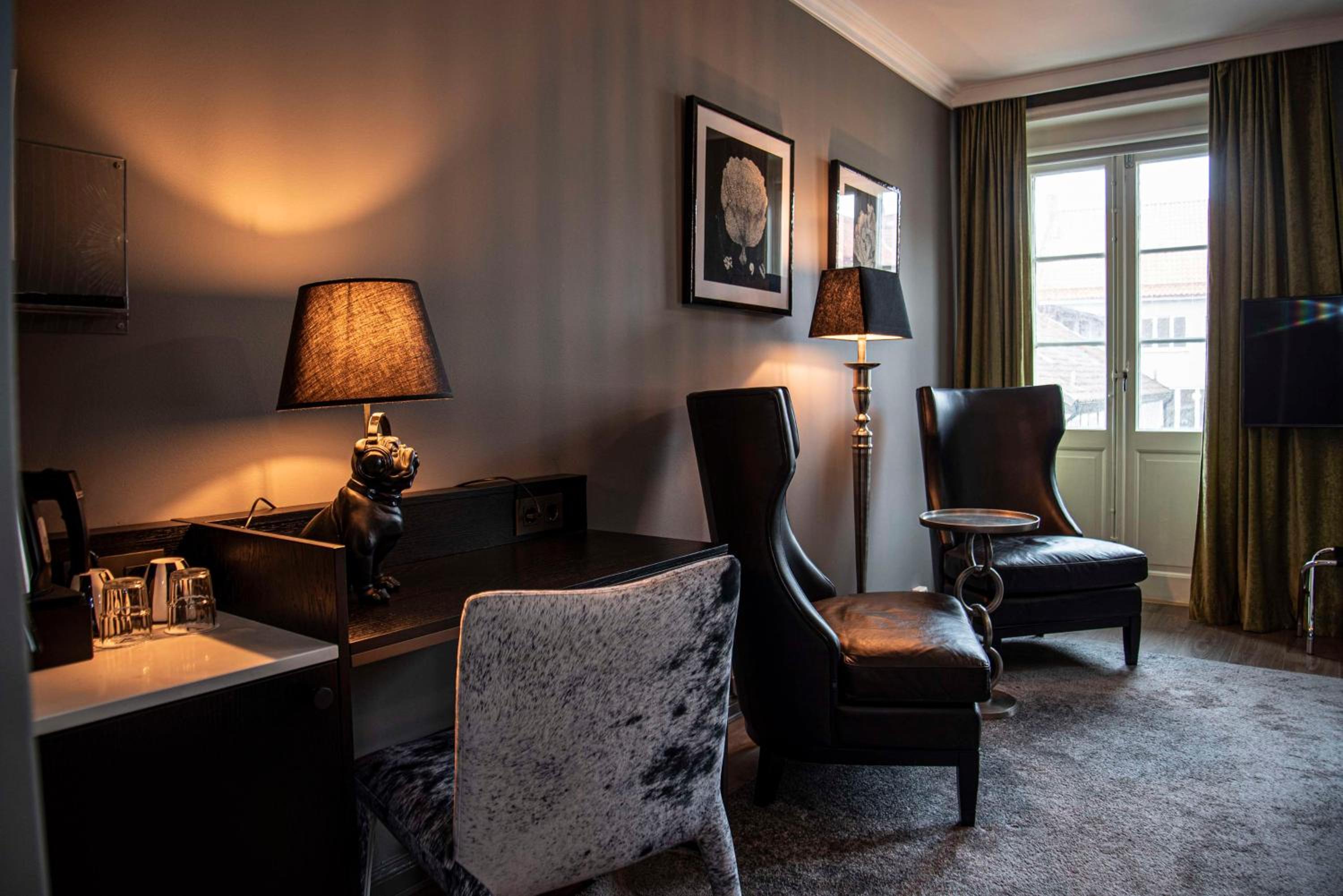 Premium Room with Balcony - Photo 12