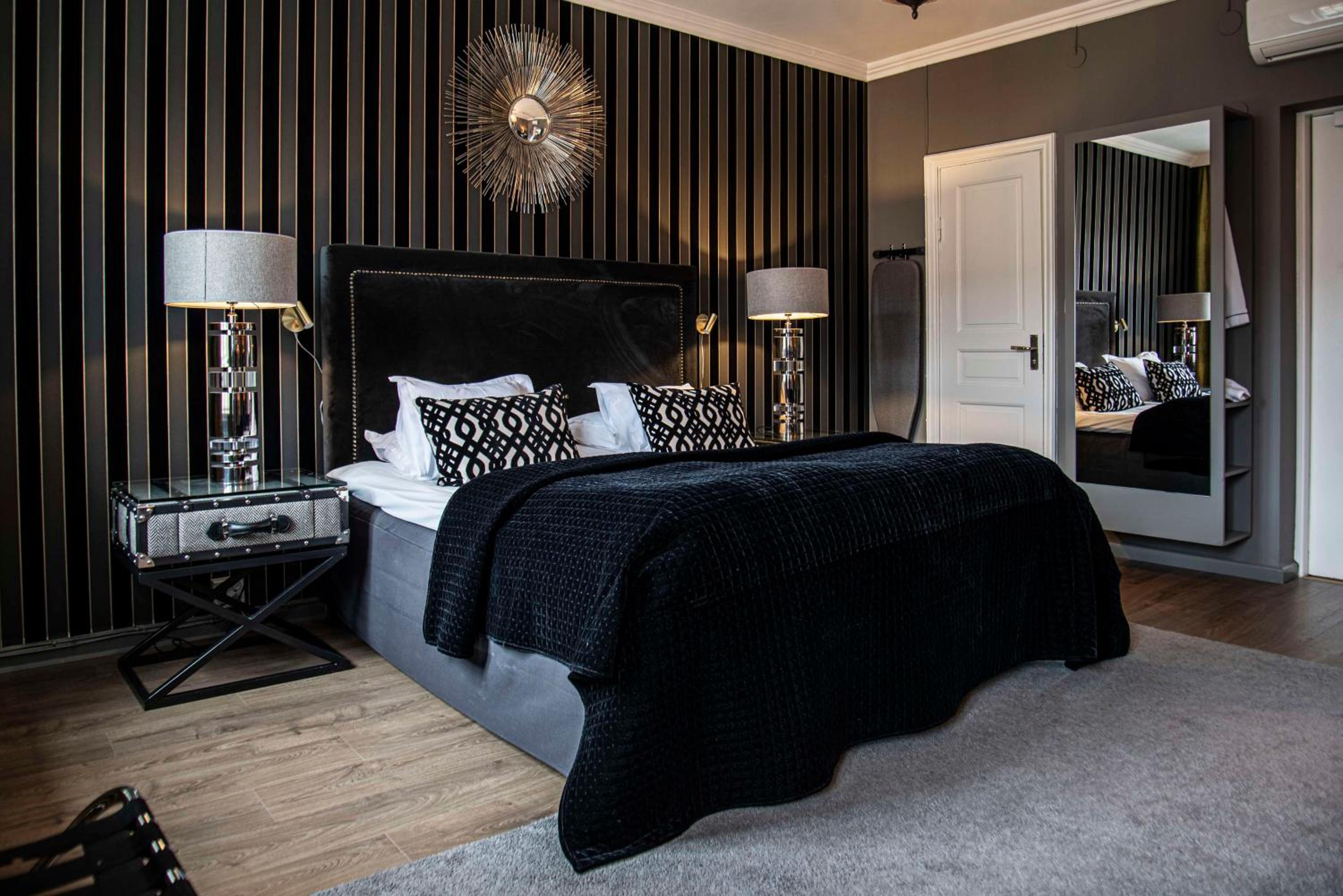 Premium Room with Balcony - Photo 13