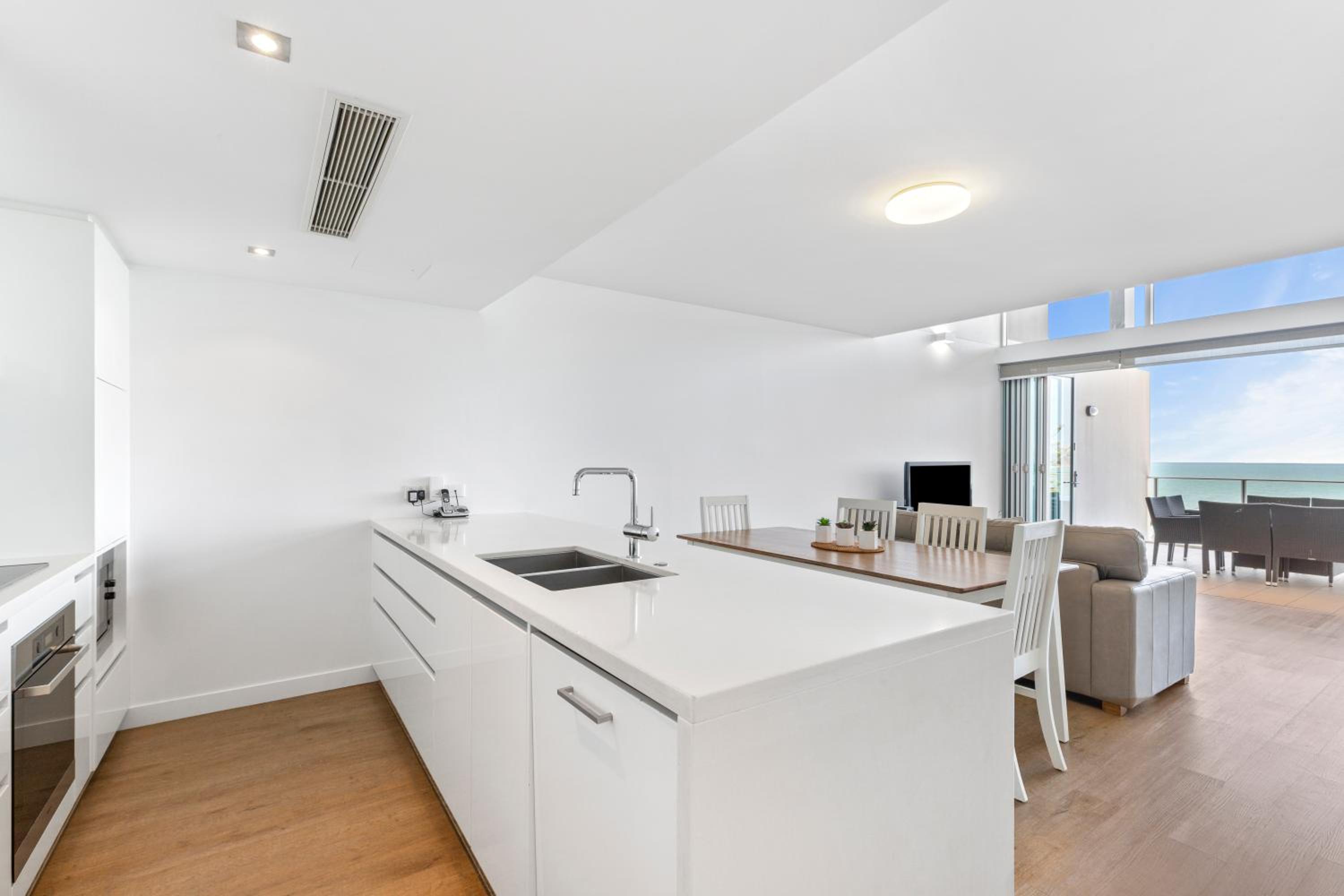 Three Bedroom Apartment with Ocean View photo 2