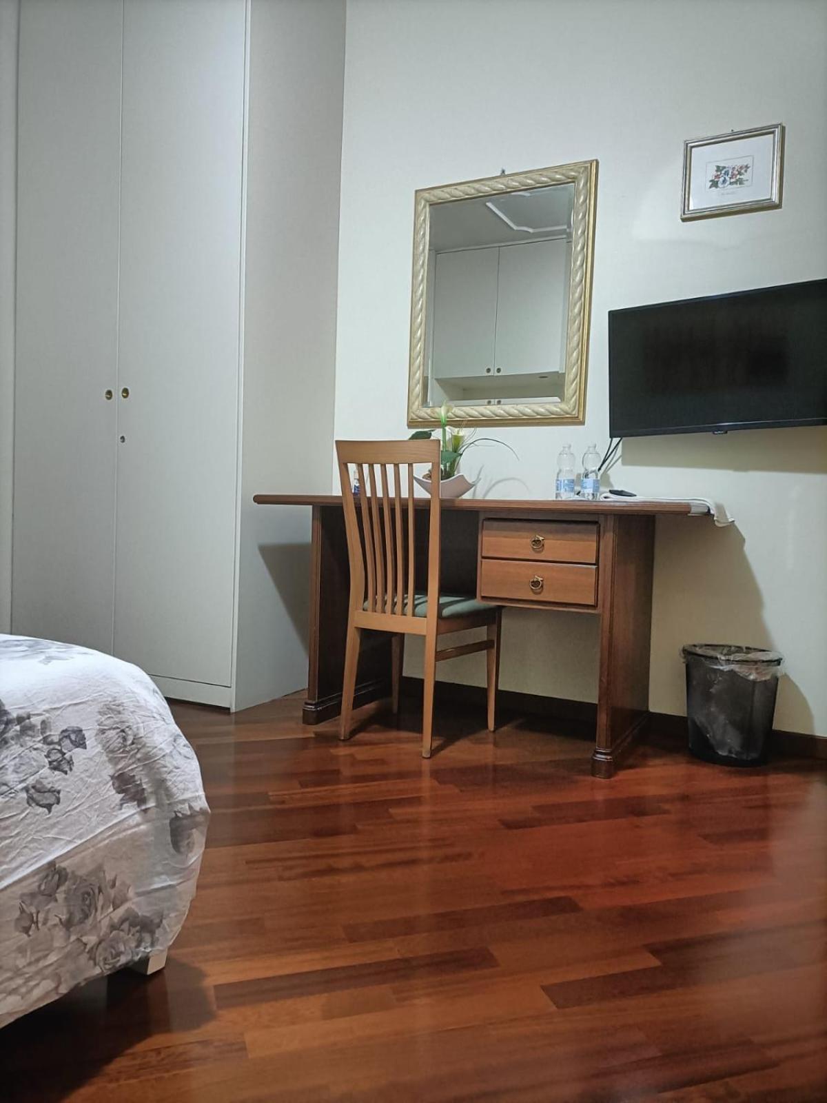 Double Room with Shared Bathroom photo 2