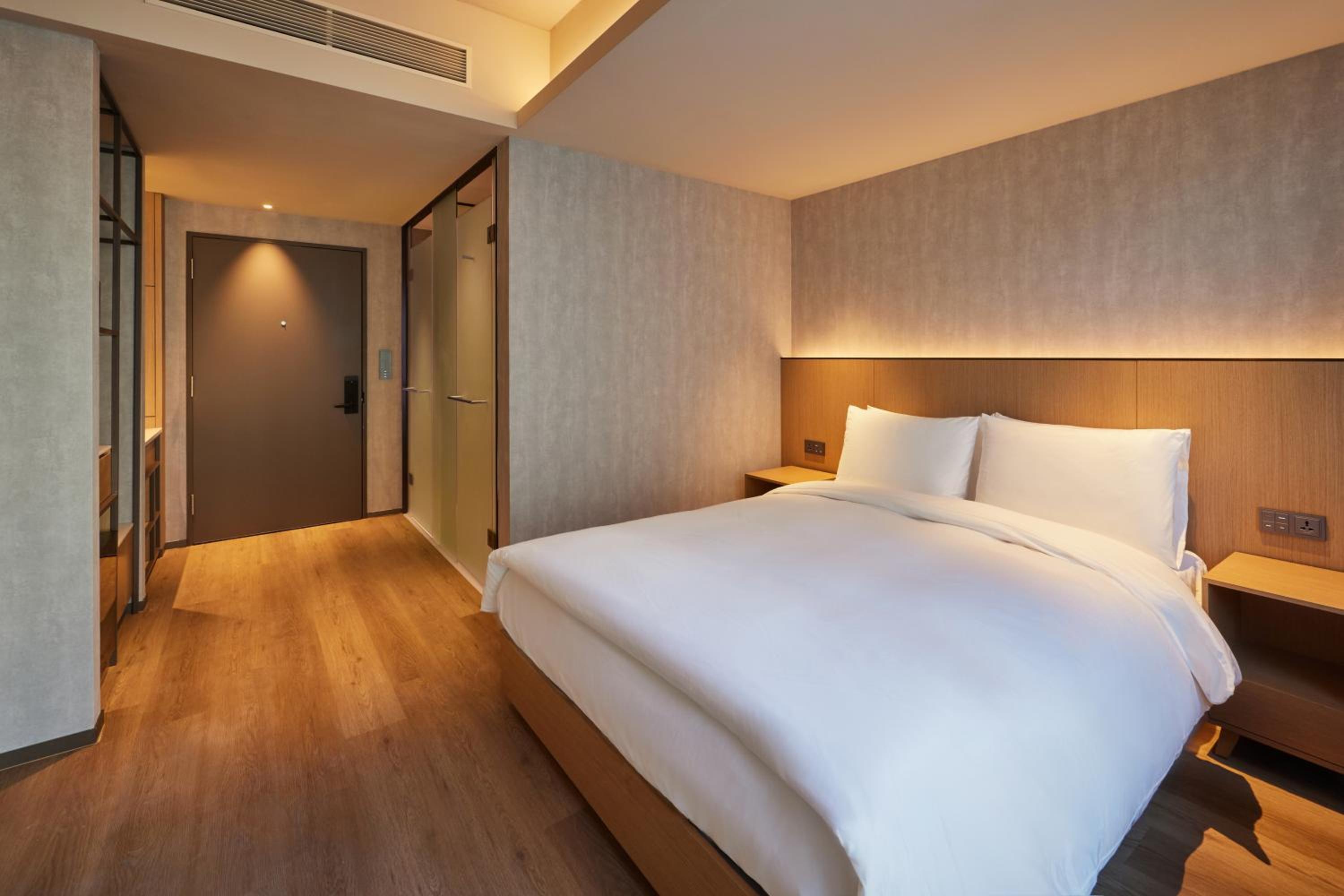 Standard Queen Town View (Part 1 - 9:30am~13:00pm) Rooftop Swimming Pool For 2 Pax)
