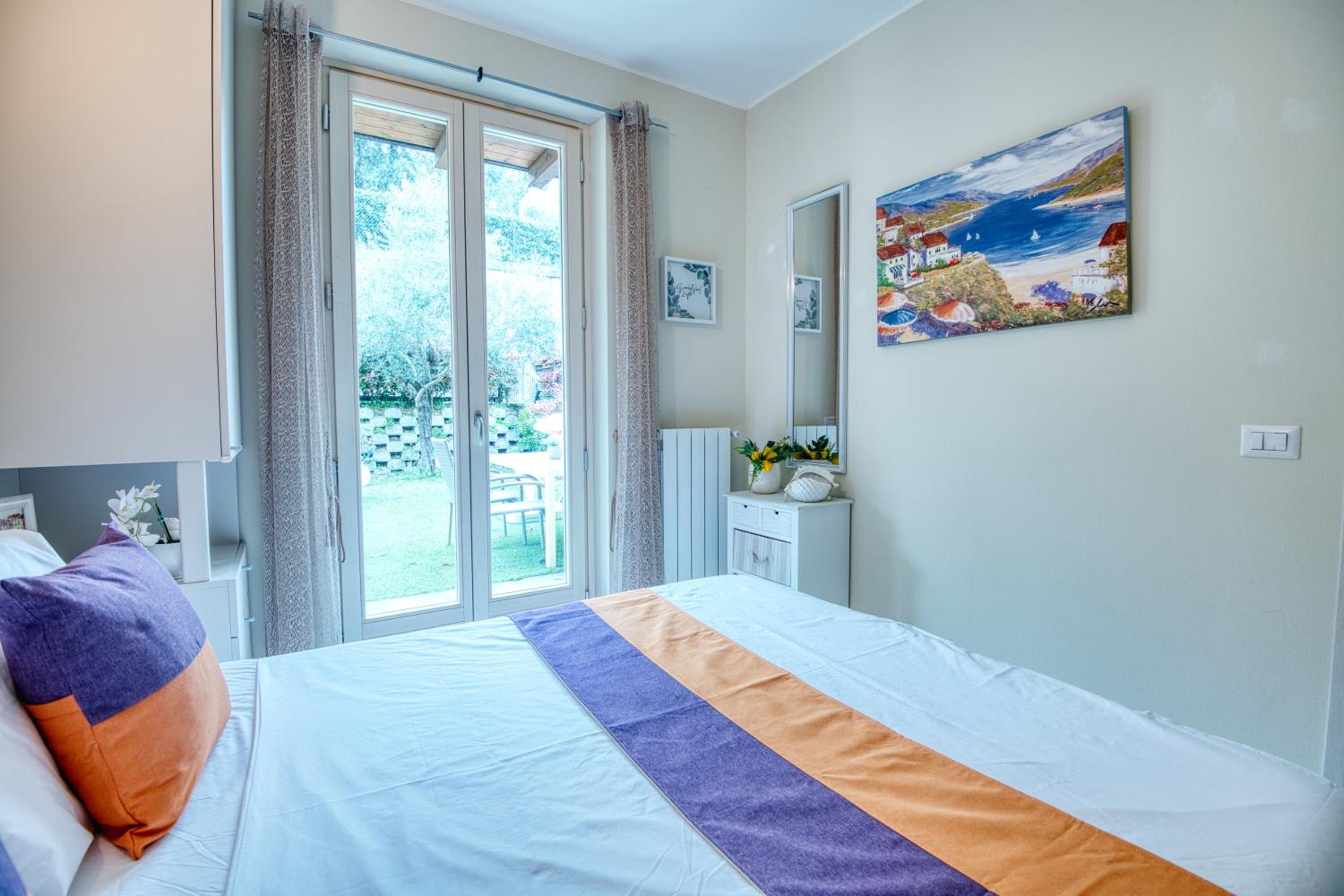 Two-Bedroom Apartment with 2 Bathrooms, Garden and Terrace photo 1
