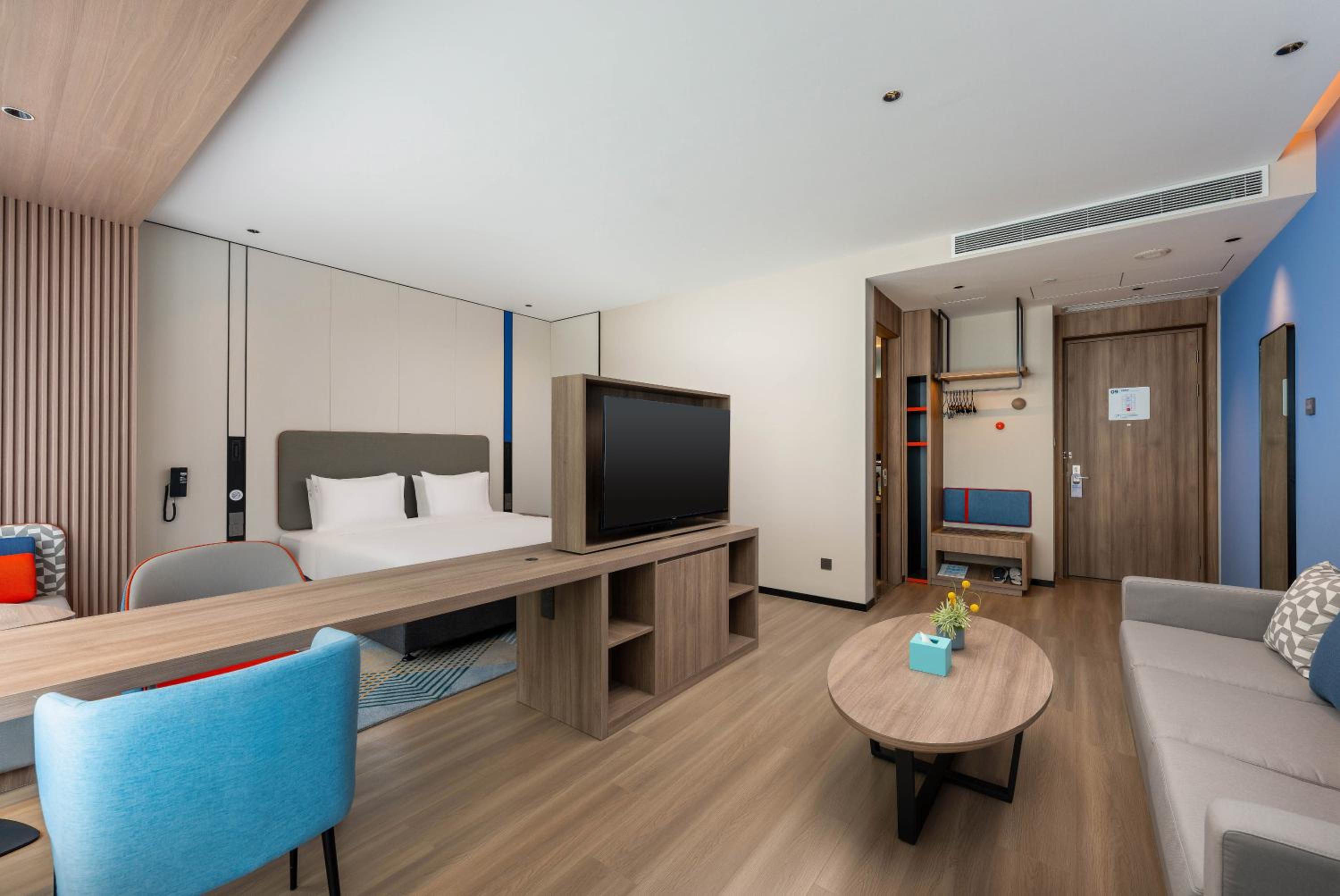 Standard King Room with Extra Floor Space photo 1