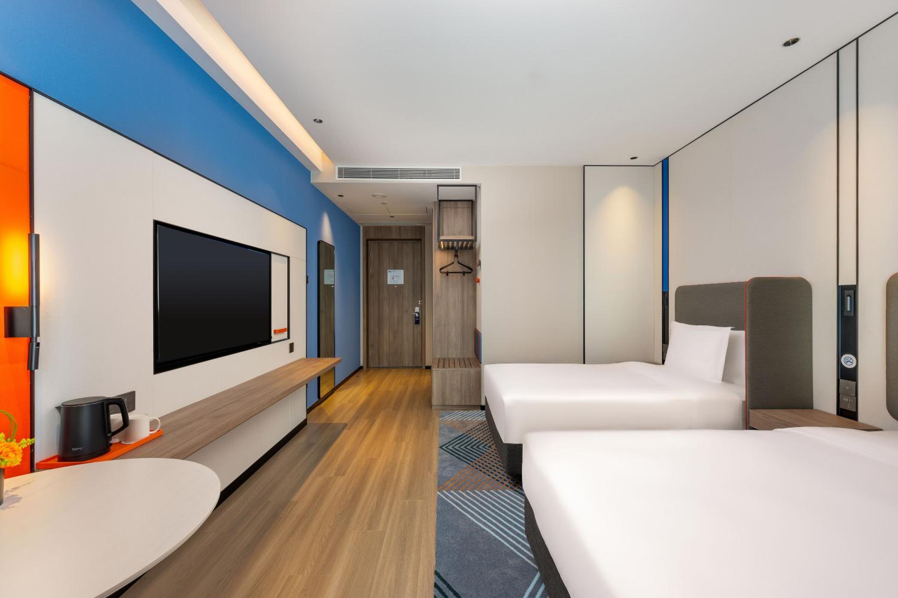 Standard Double Room with Two Double Beds and City View photo 3