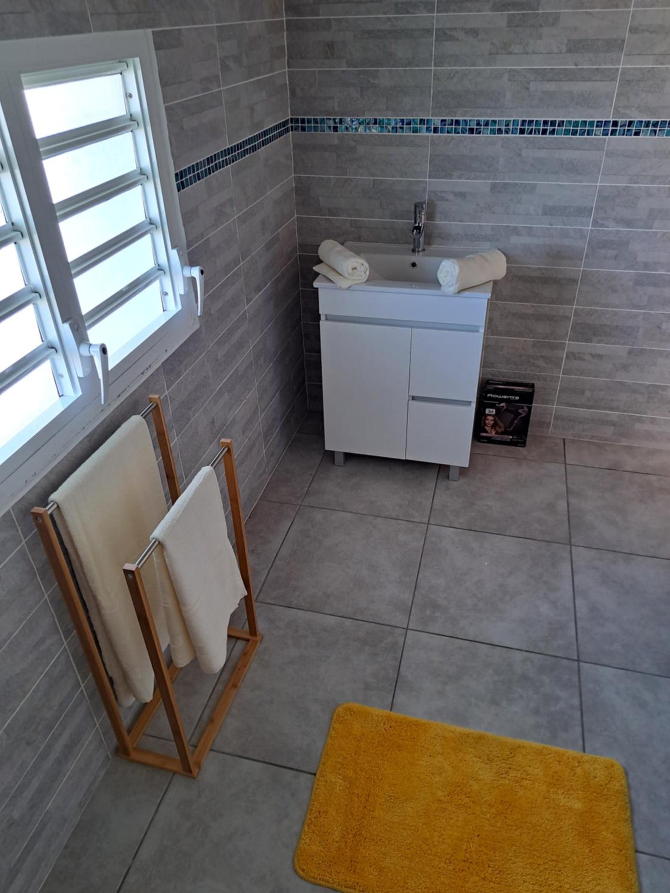 Three-Bedroom House photo 3