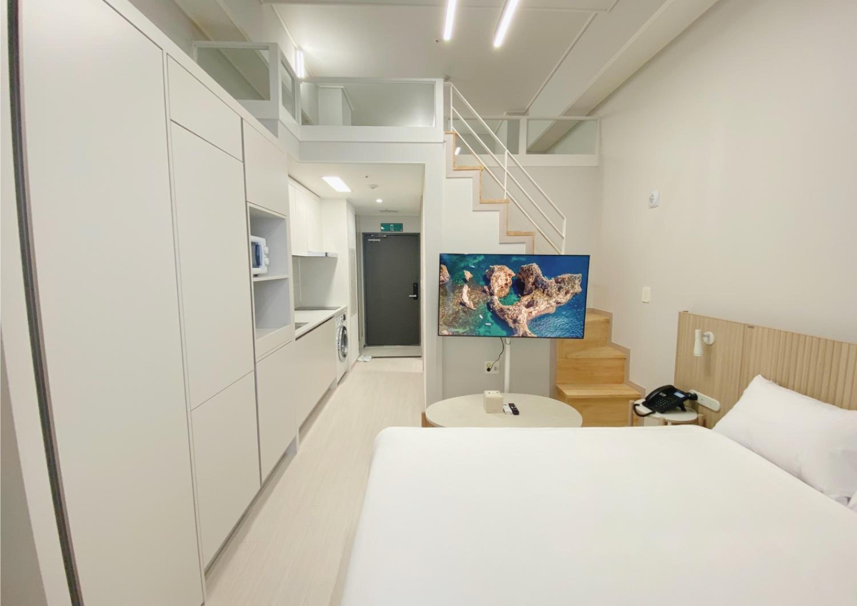 Duplex Double City View (25F) - Photo 2