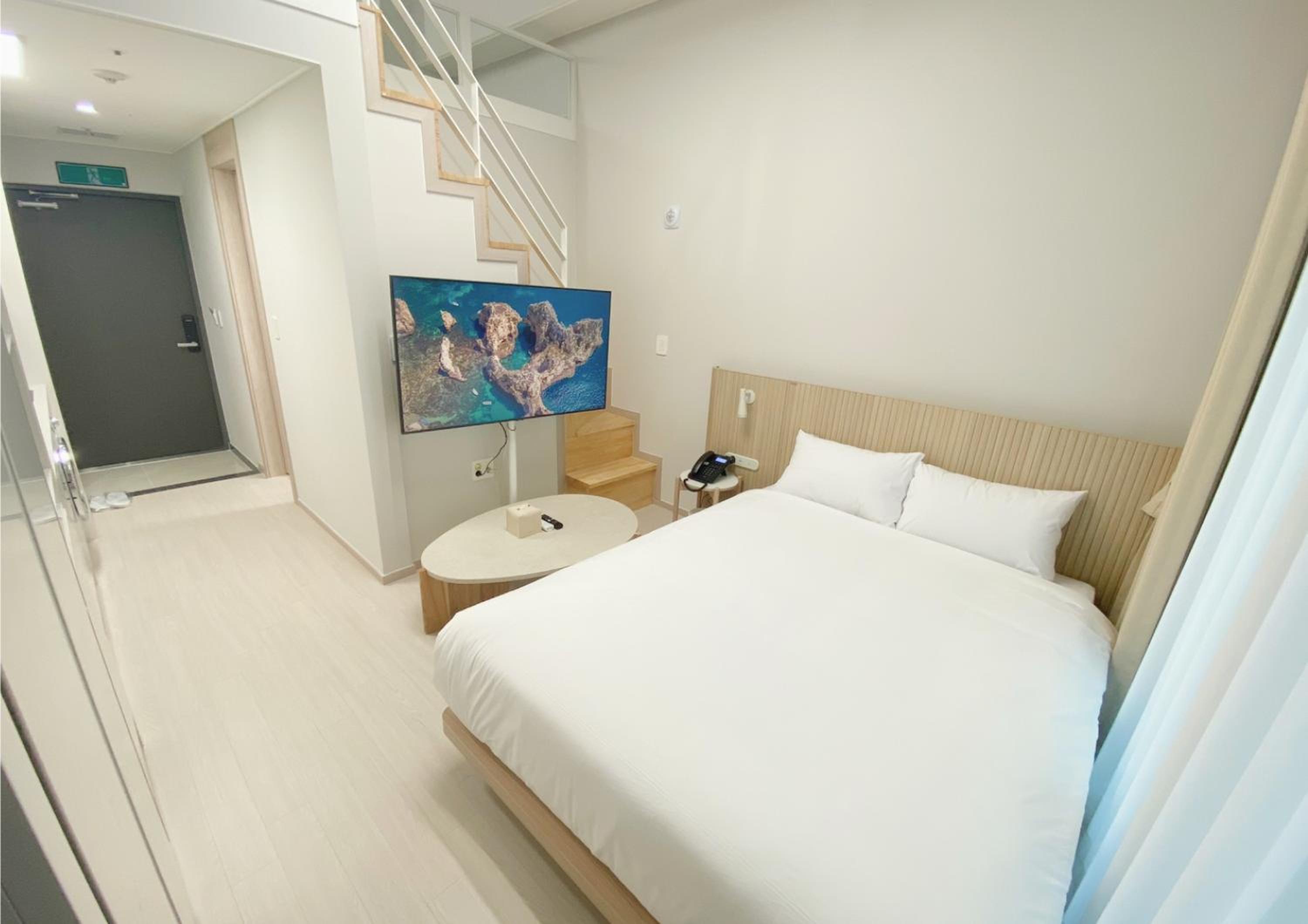 Duplex Double City View (25F) - Photo 3