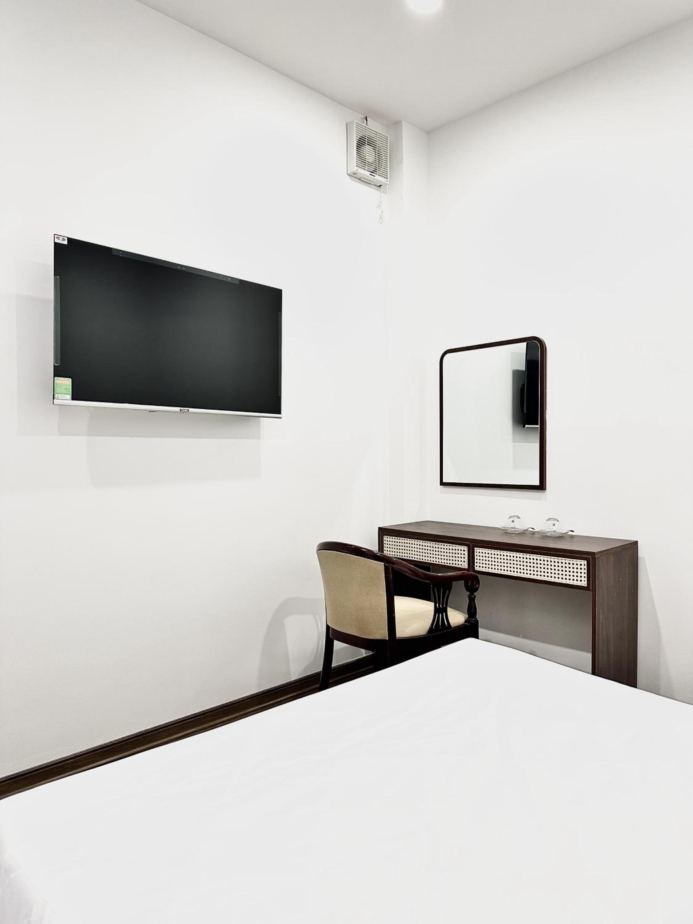 Standard King Room - Photo 9