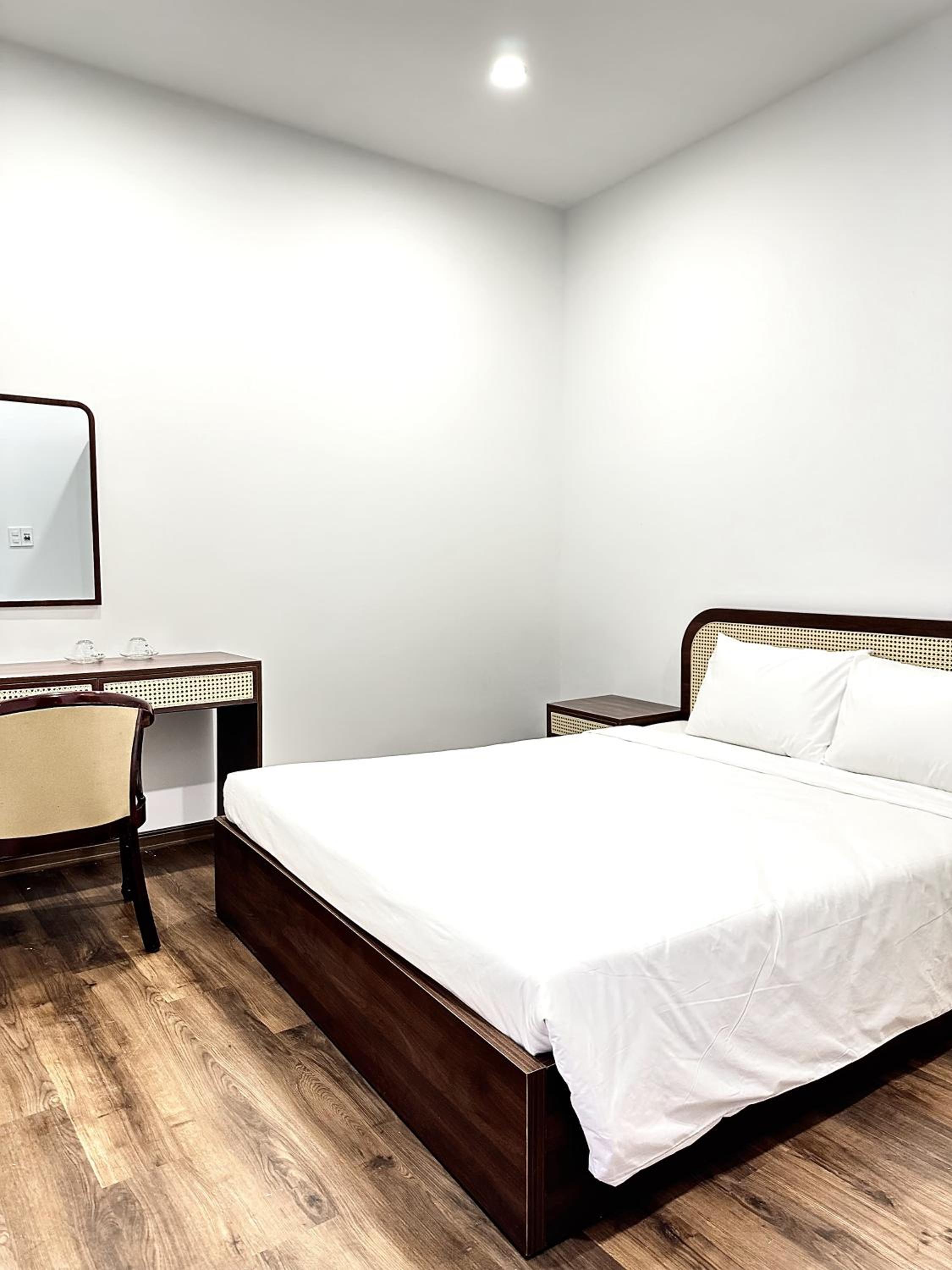 Standard King Room - Photo 8