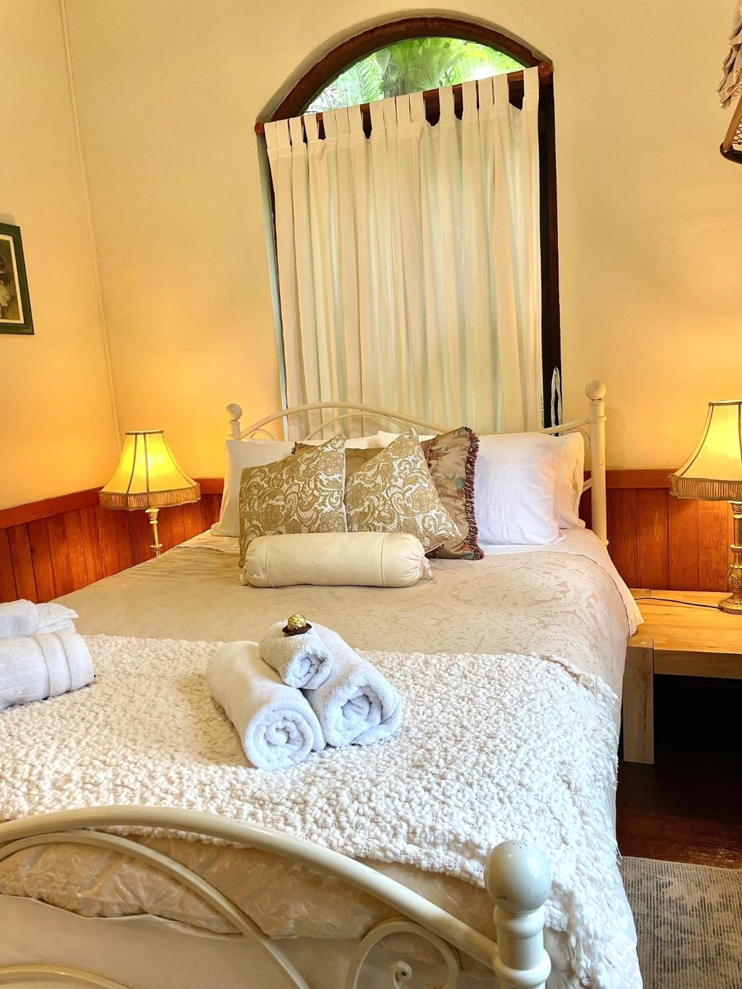 Queen Room with Shared Bathroom photo 1