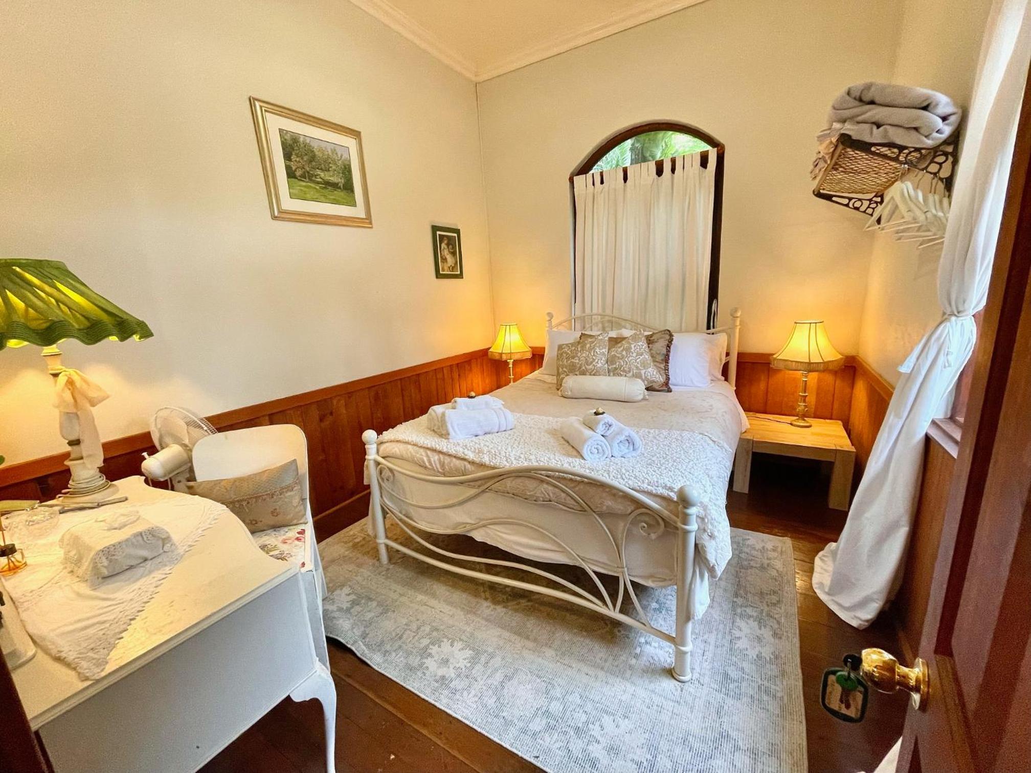 Queen Room with Shared Bathroom photo 1