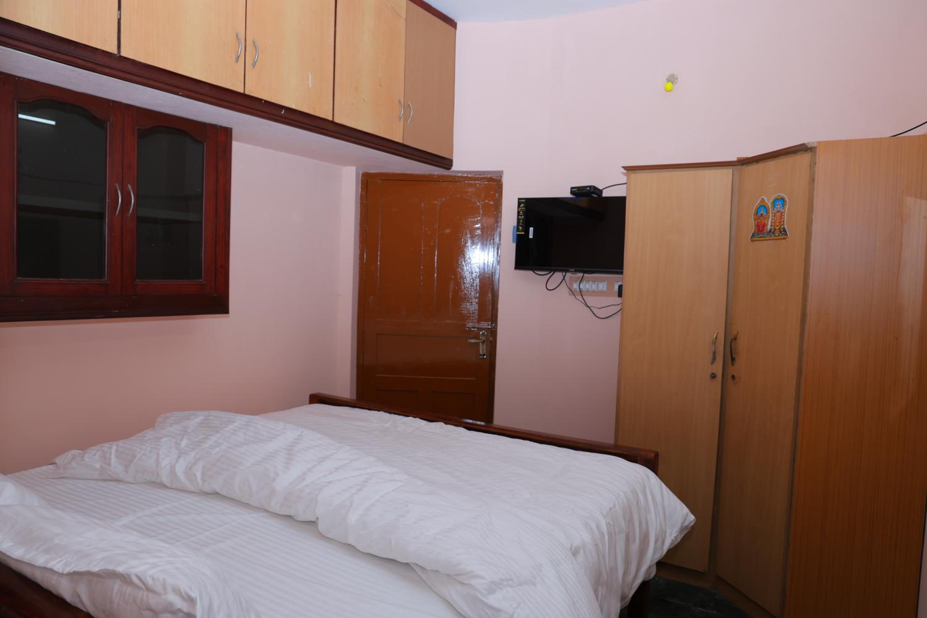 Deluxe Room - Photo 17