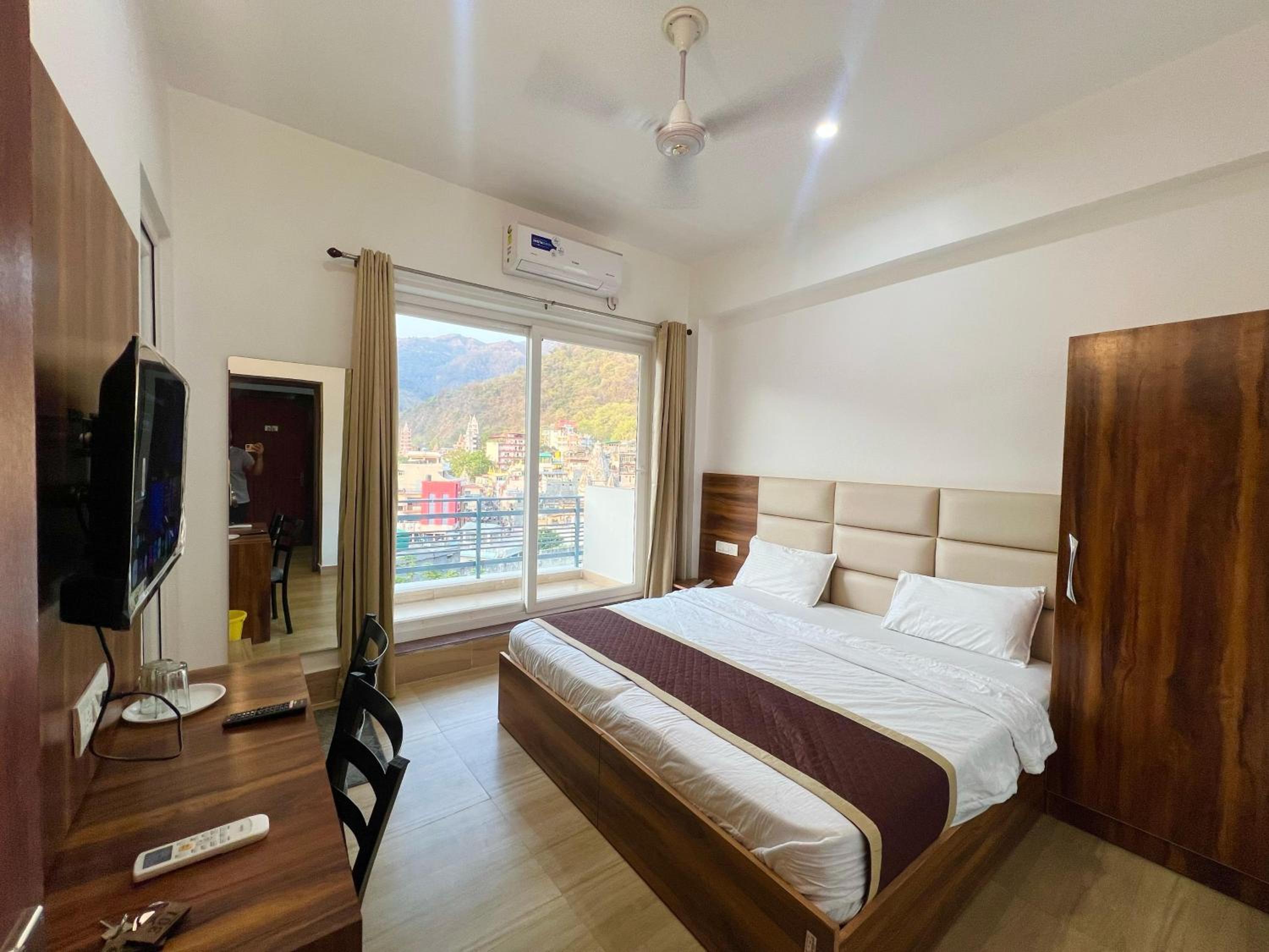 Deluxe Double Room with Balcony photo 3