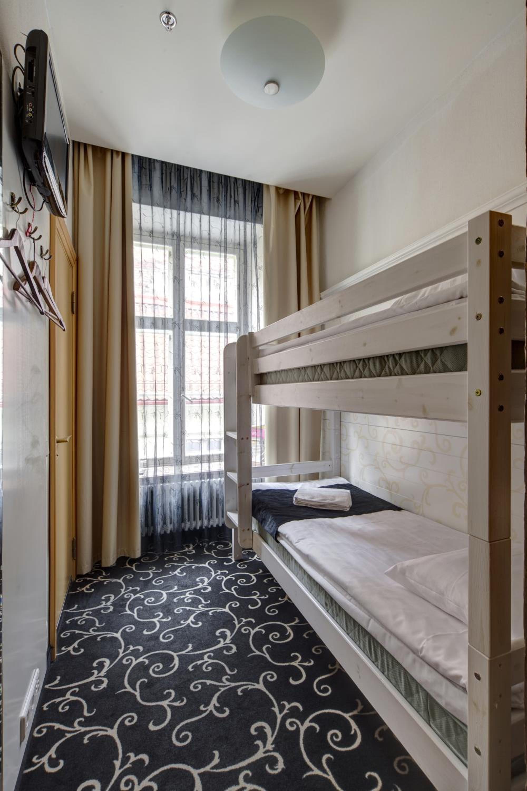 Small Room with Bunk Bed and Free Parking - Photo 5