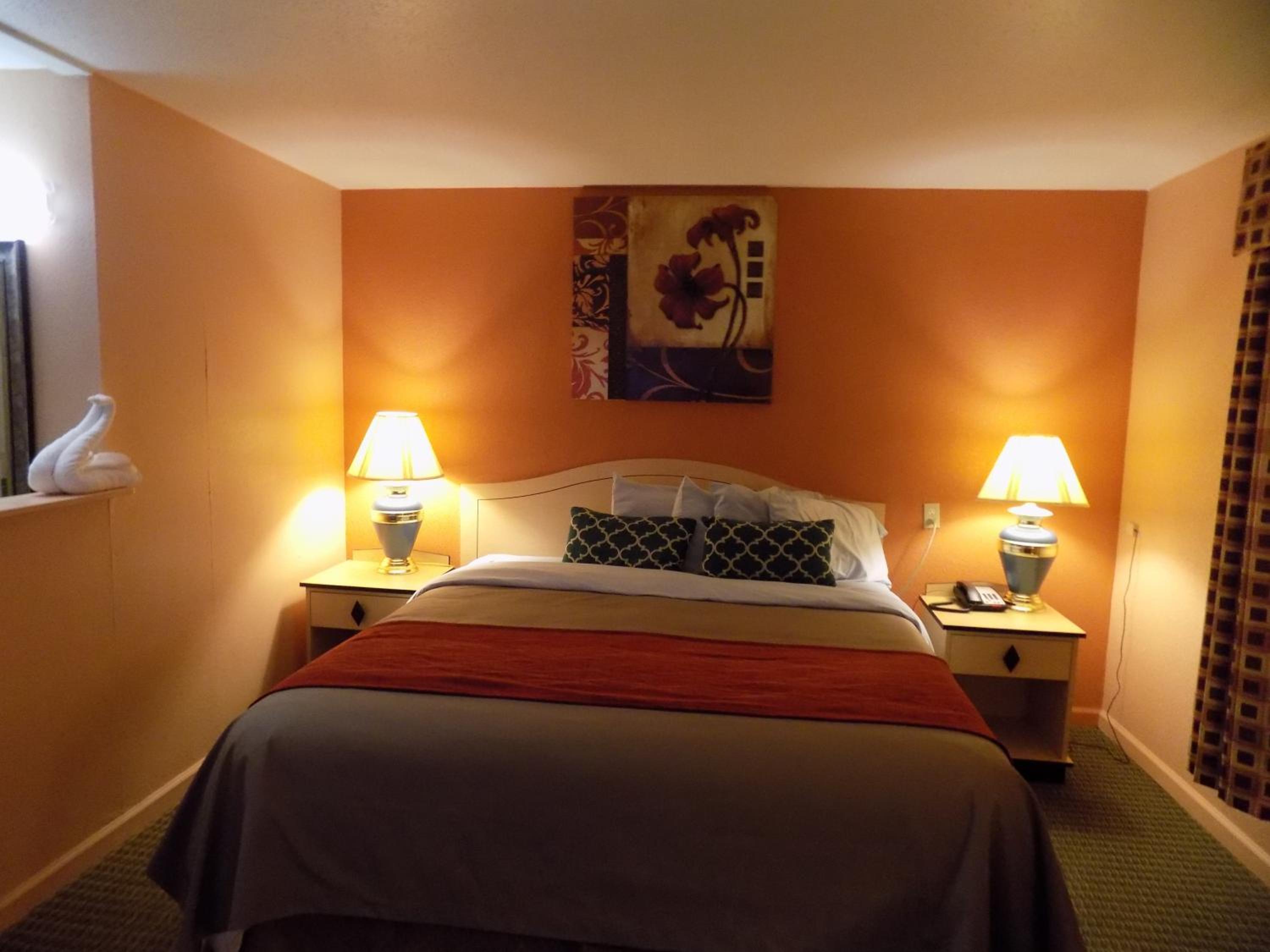 Queen Room with One Queen Bed - Non-Smoking photo 3