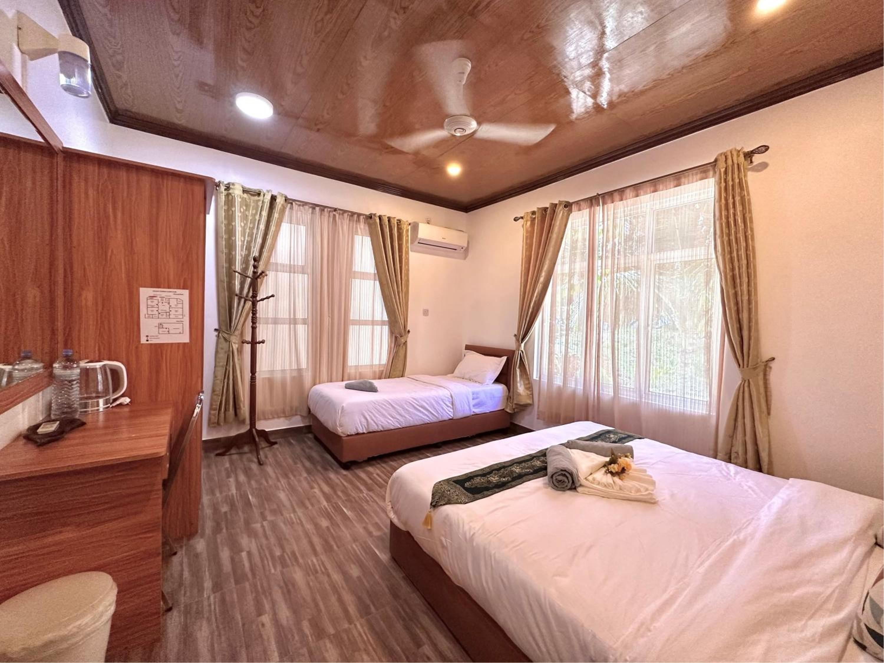 Standard Triple Room with Sea View - Photo 4
