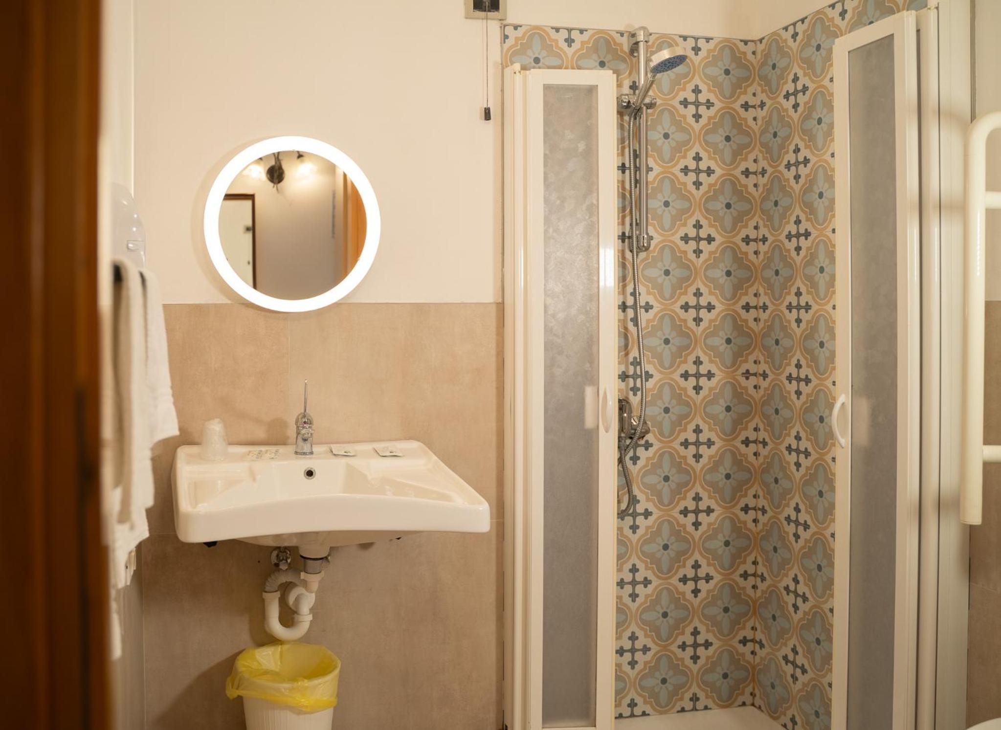 Double or Twin Room - Photo 12