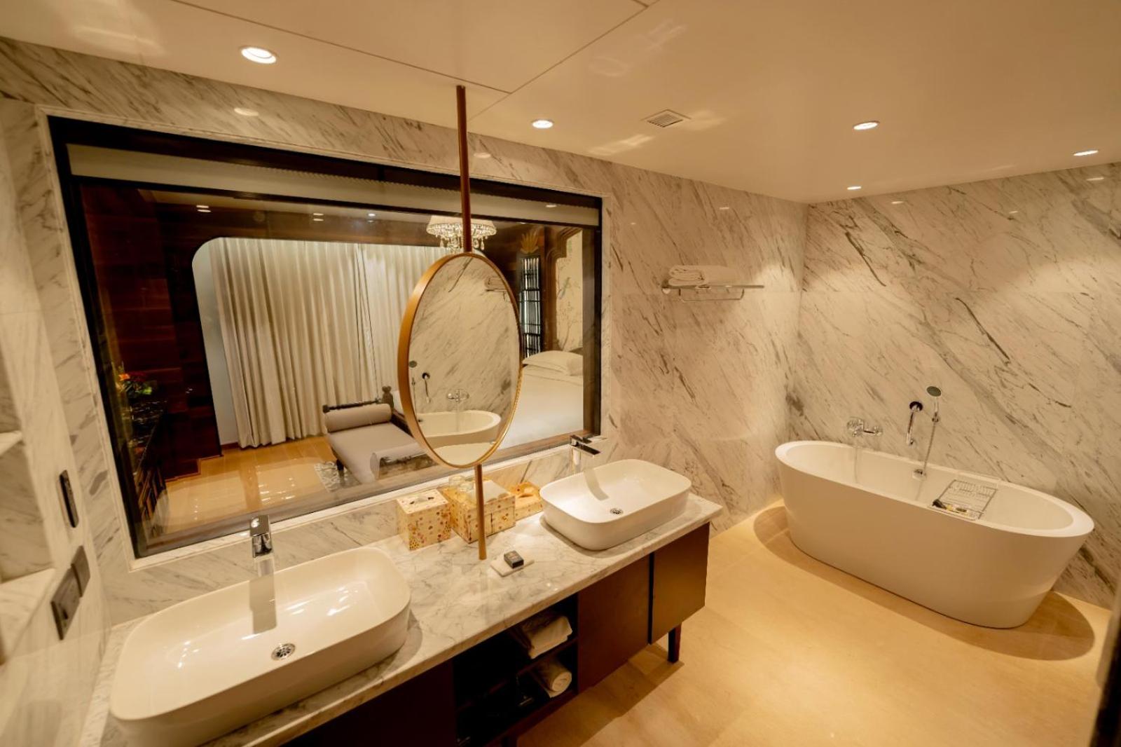 Luxury Suite - Photo 5