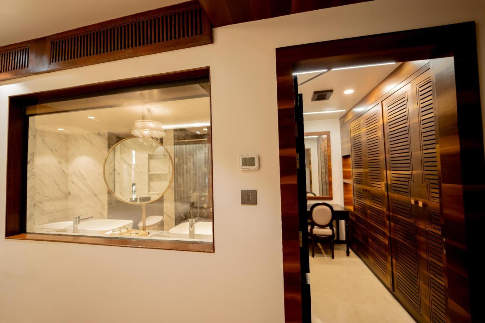Luxury Suite - Photo 11