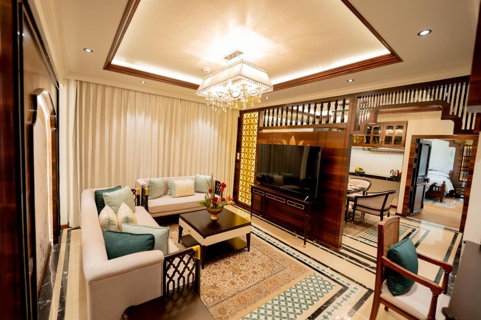 Luxury Suite - Photo 12