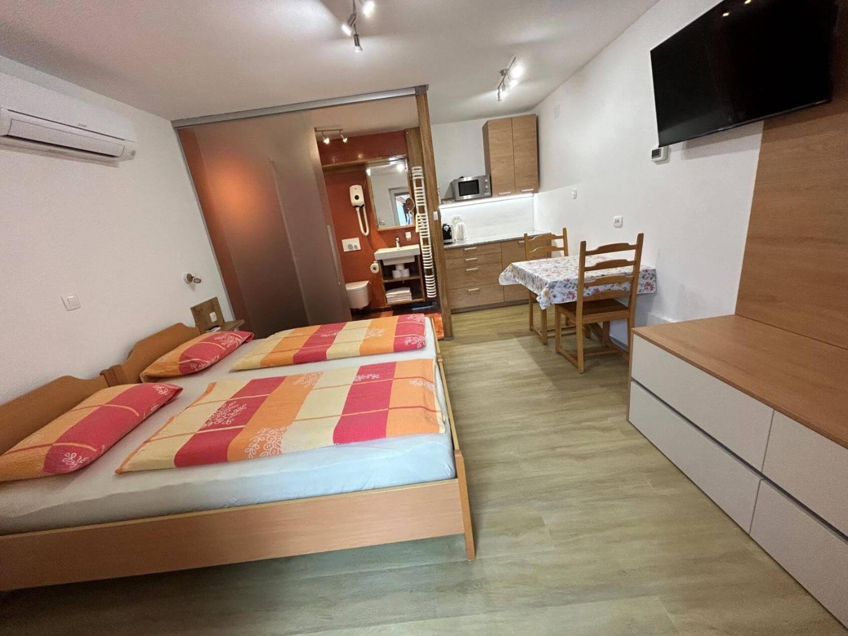 Double Room with Private Bathroom photo 2