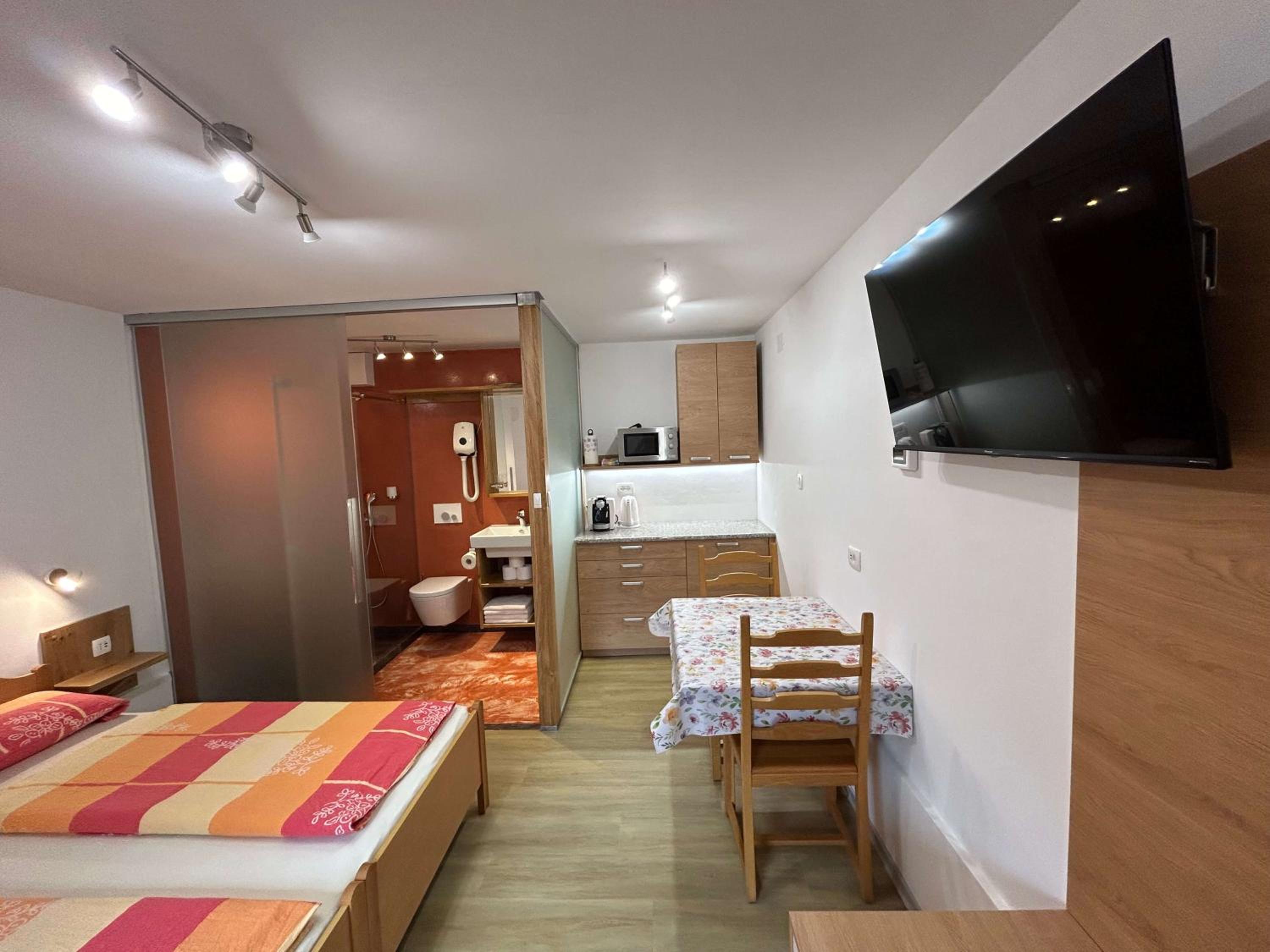 Double Room with Private Bathroom photo 3
