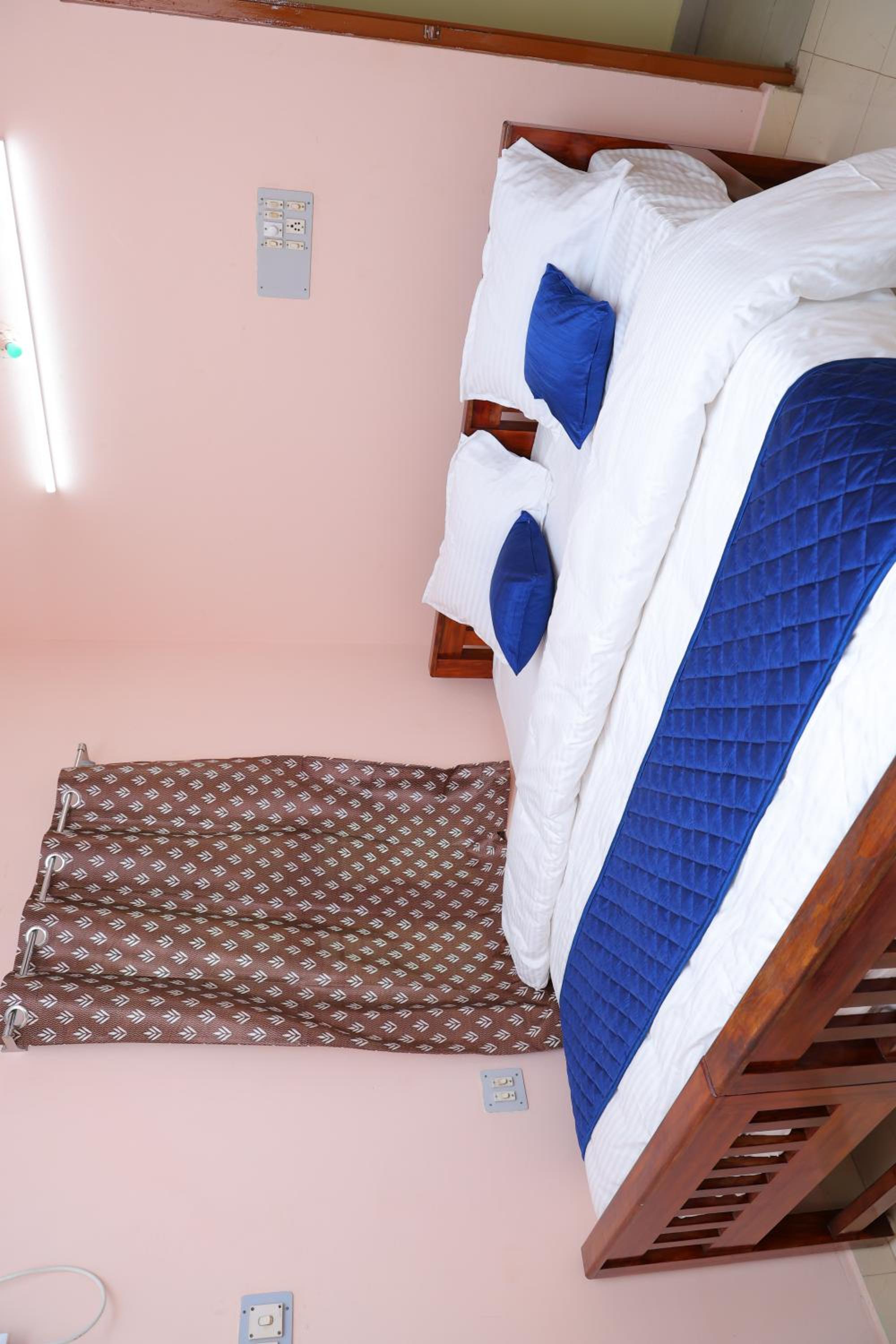 Deluxe Room - Photo 9