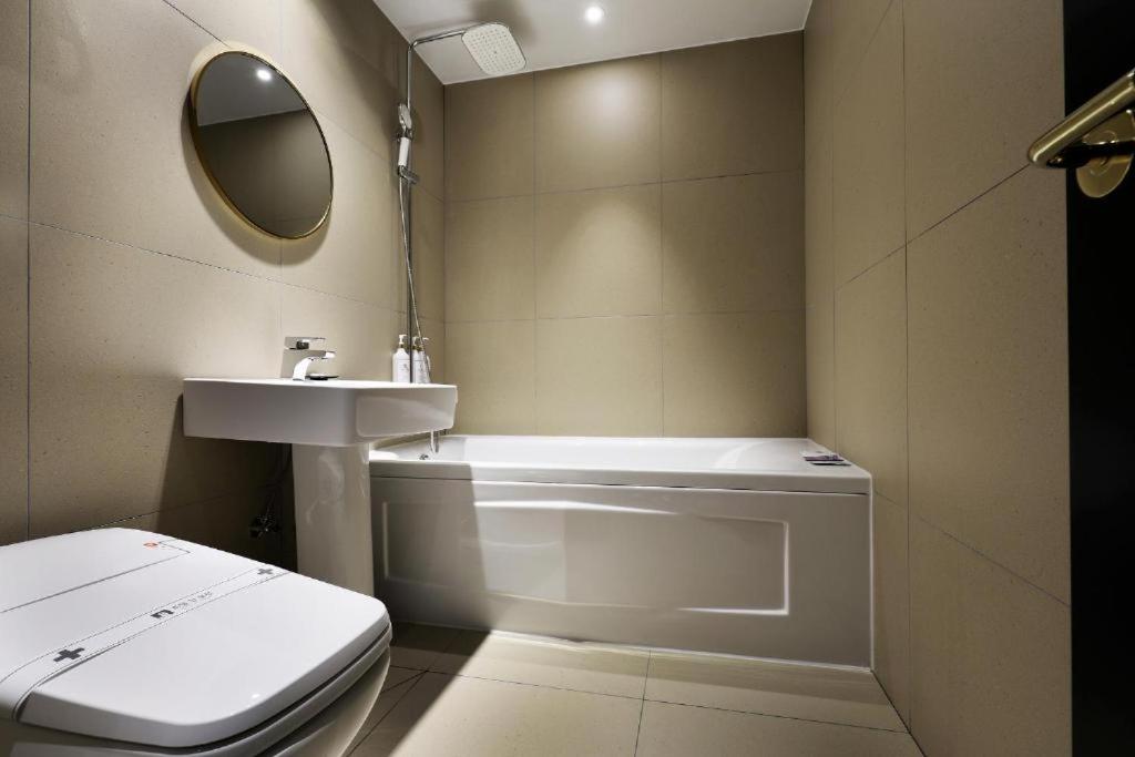 Deluxe Twin Room - Photo 9