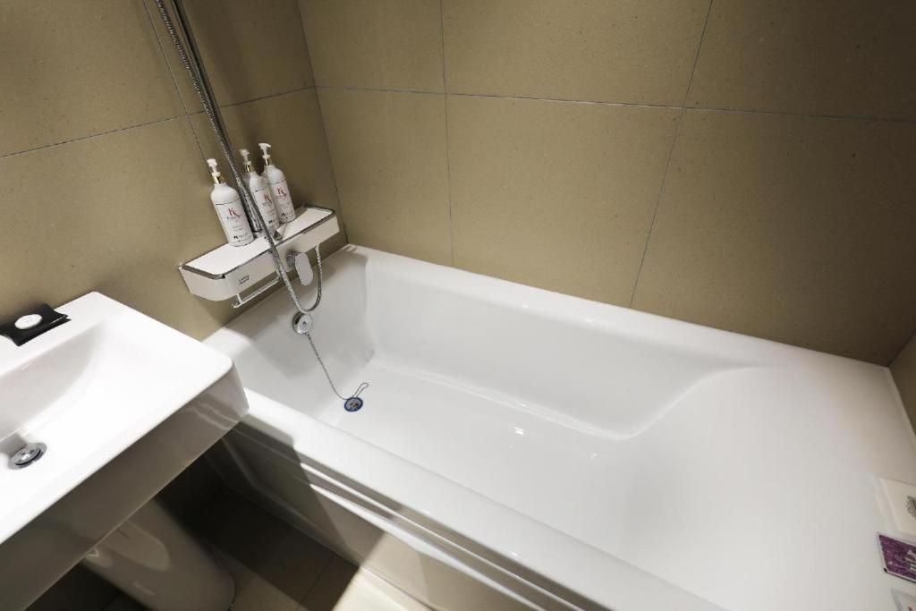 Deluxe Twin Room - Photo 8