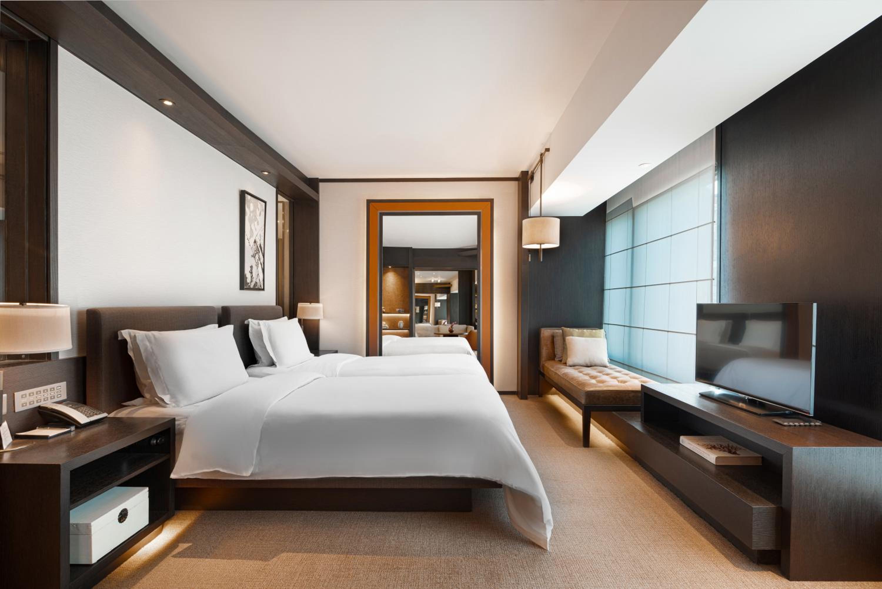 Deluxe Twin Room thumbnail 5
