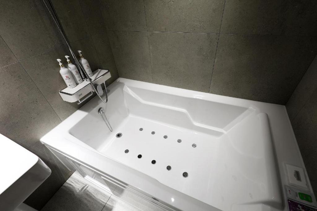 Premium Double Room - Photo 3