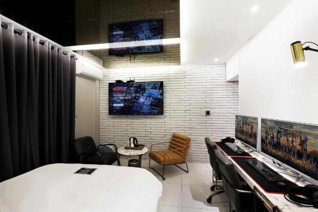Premium Double Room - Photo 9