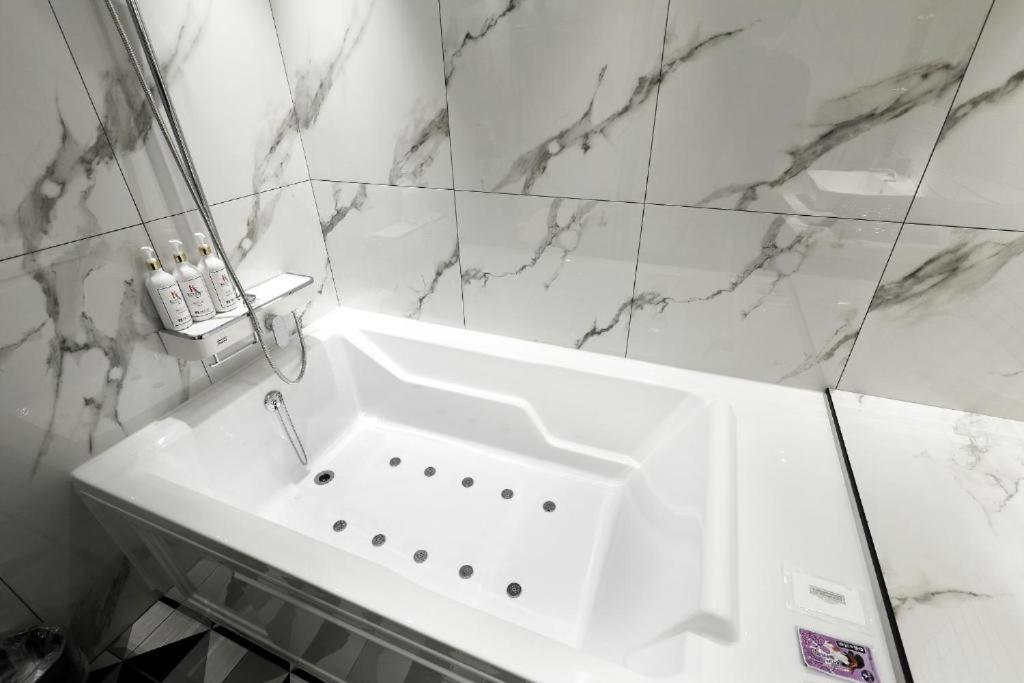 Suite - Photo 12