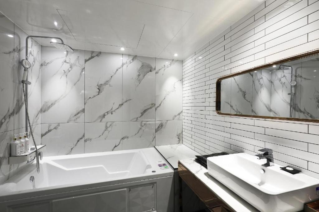 Suite - Photo 11
