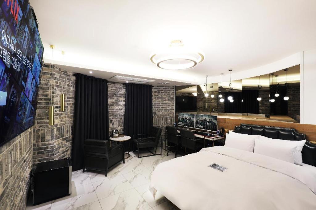 Suite - Photo 9