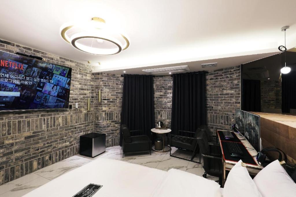 Suite - Photo 8