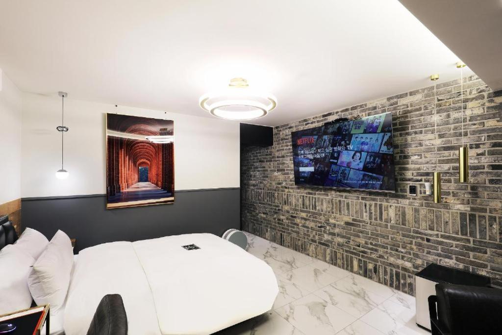 Suite - Photo 1