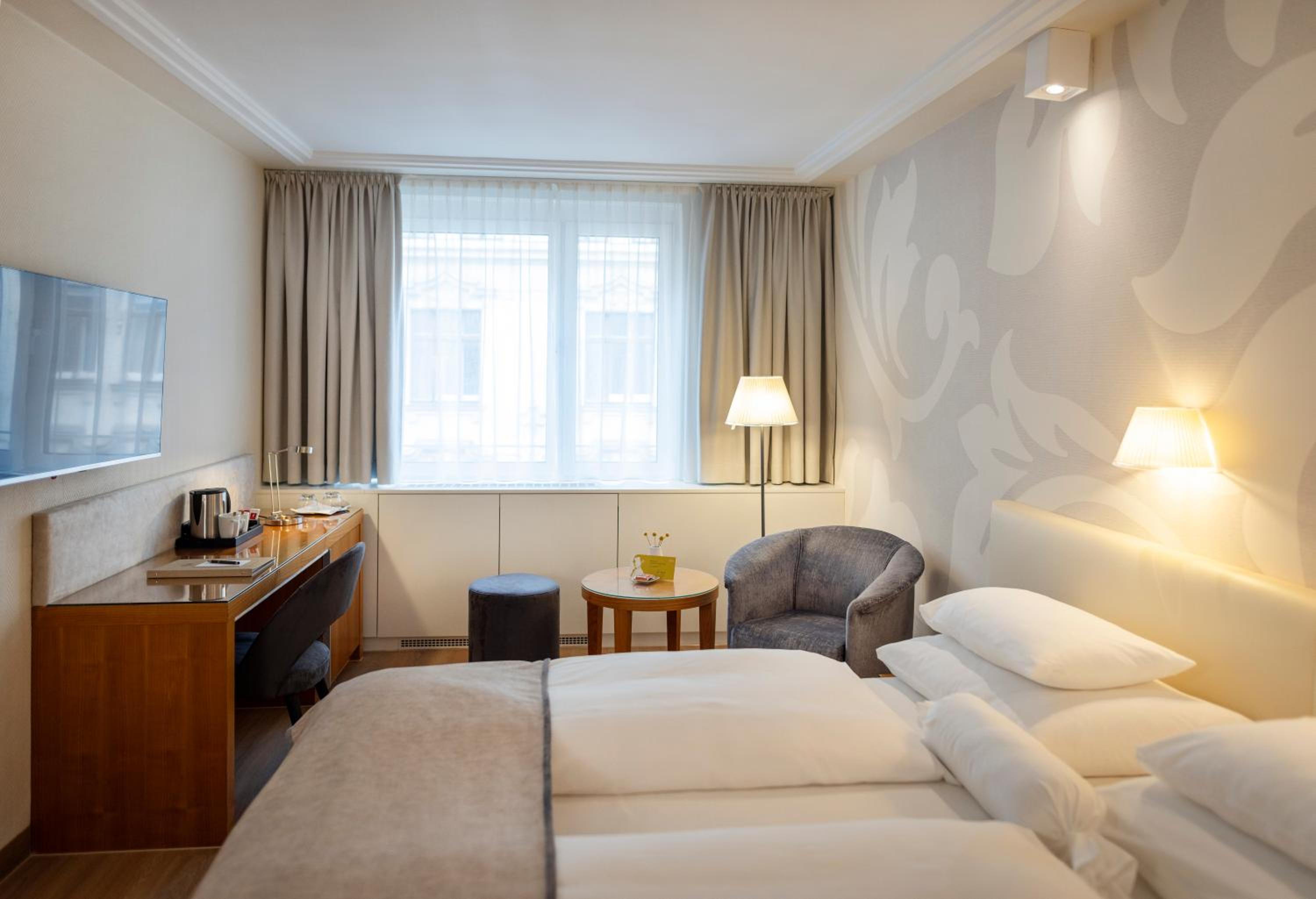 Standard Double Room thumbnail 6