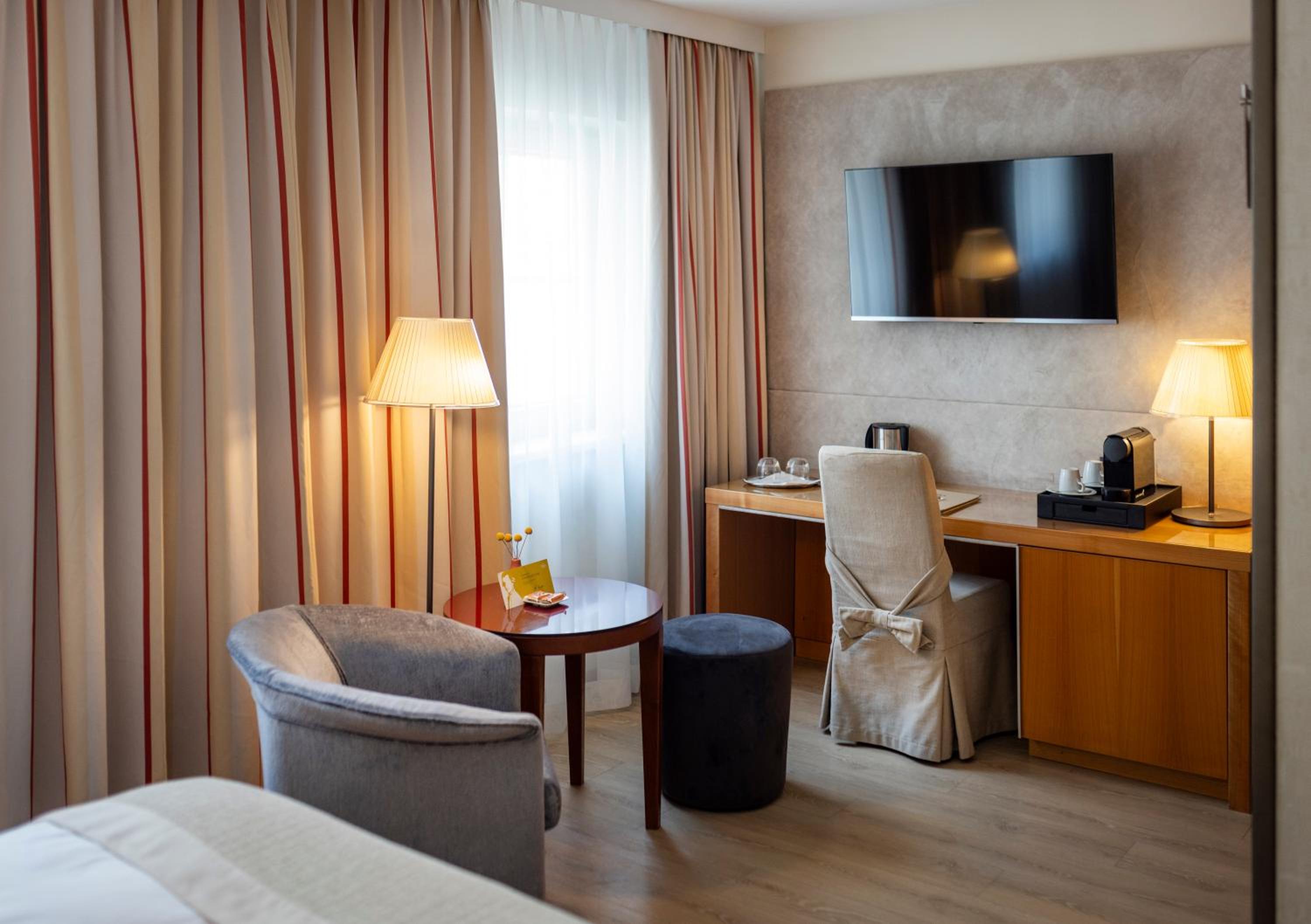 Superior Double Room thumbnail 5