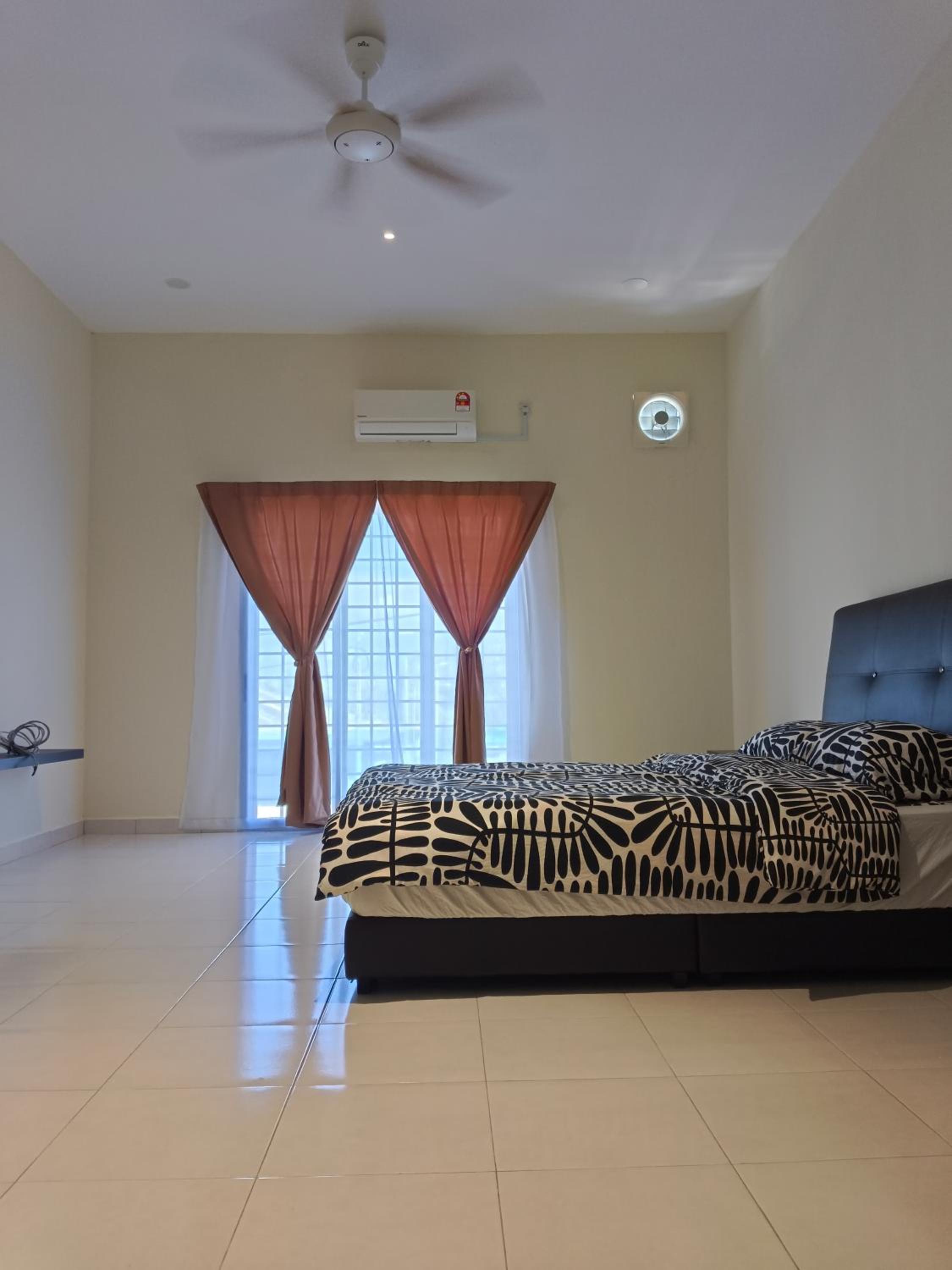 Four-Bedroom House photo 3
