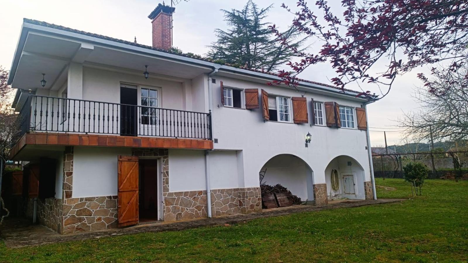 Six-Bedroom House photo 3