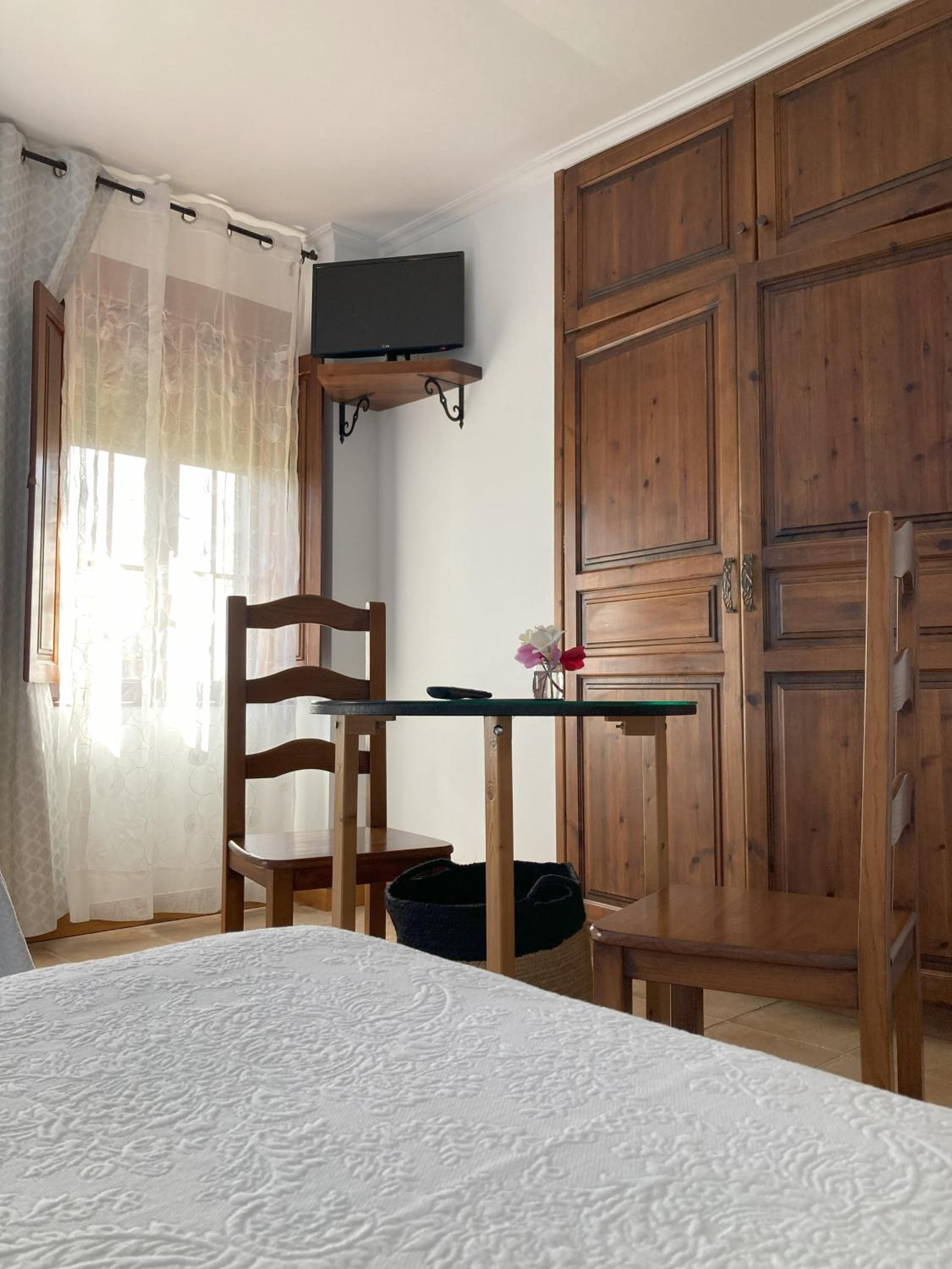 Twin Room - Photo 9