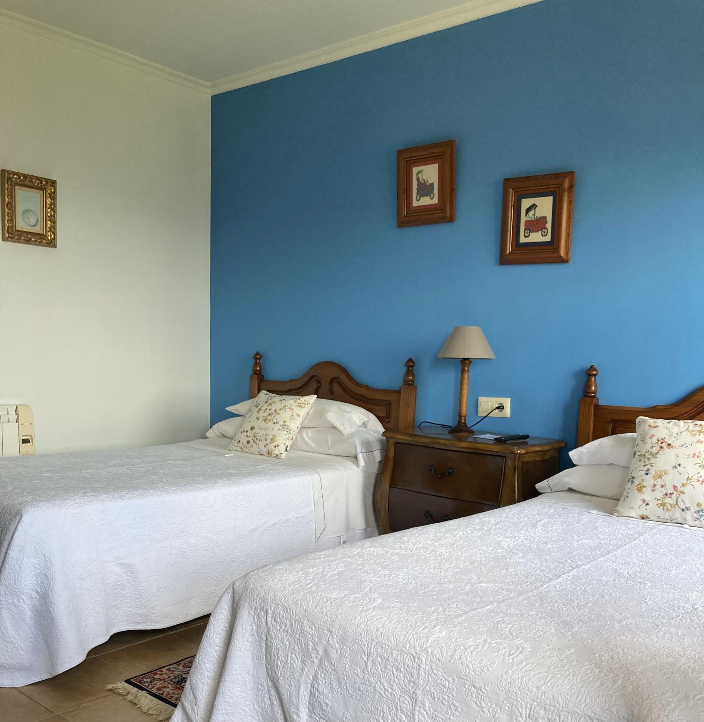 Twin Room - Photo 8