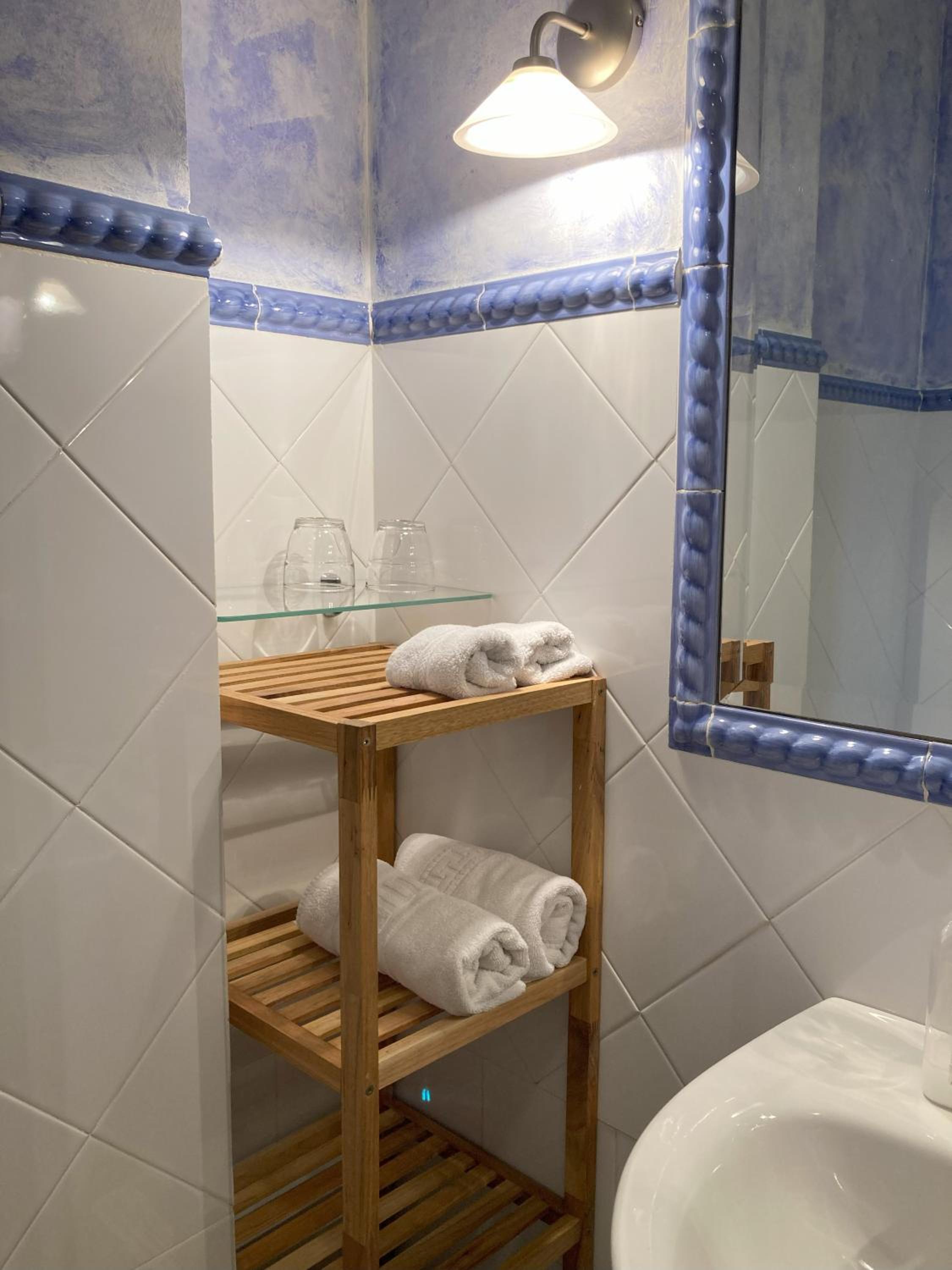 Twin Room - Photo 10