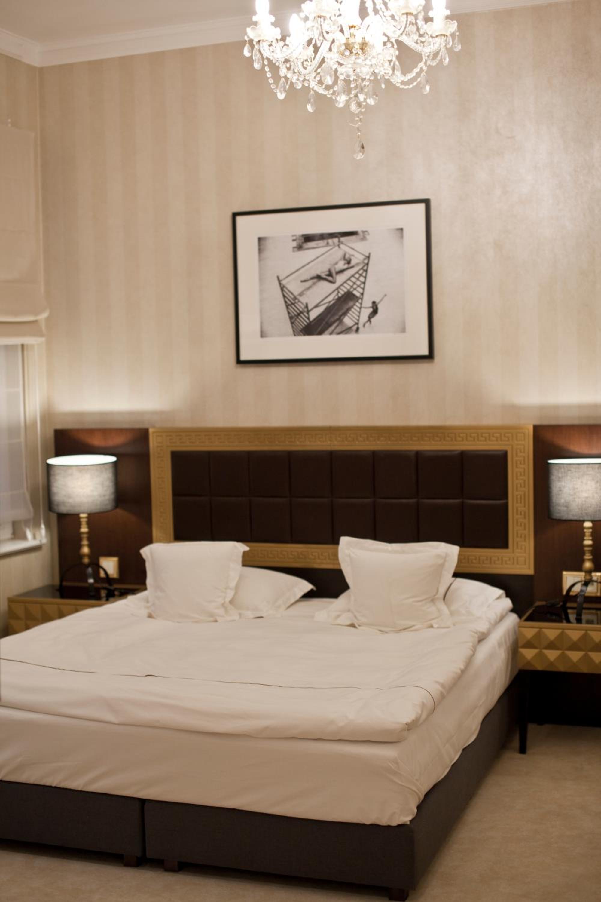 Deluxe Double or Twin Room with City View - Photo 9