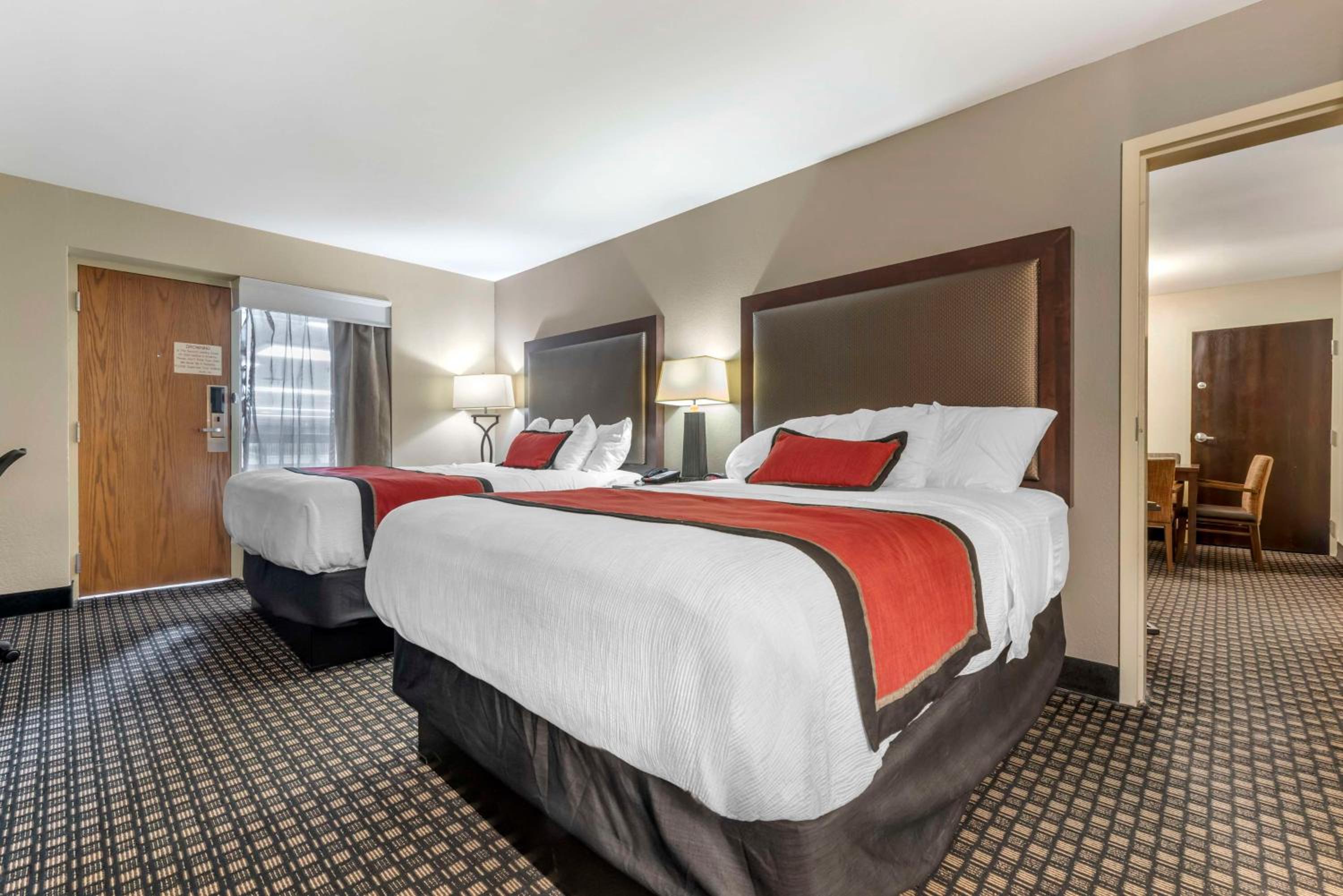 First Floor Queen Suite with Two Queen Beds and Sofa Bed - Pool Side/Non-Smoking - Photo 1