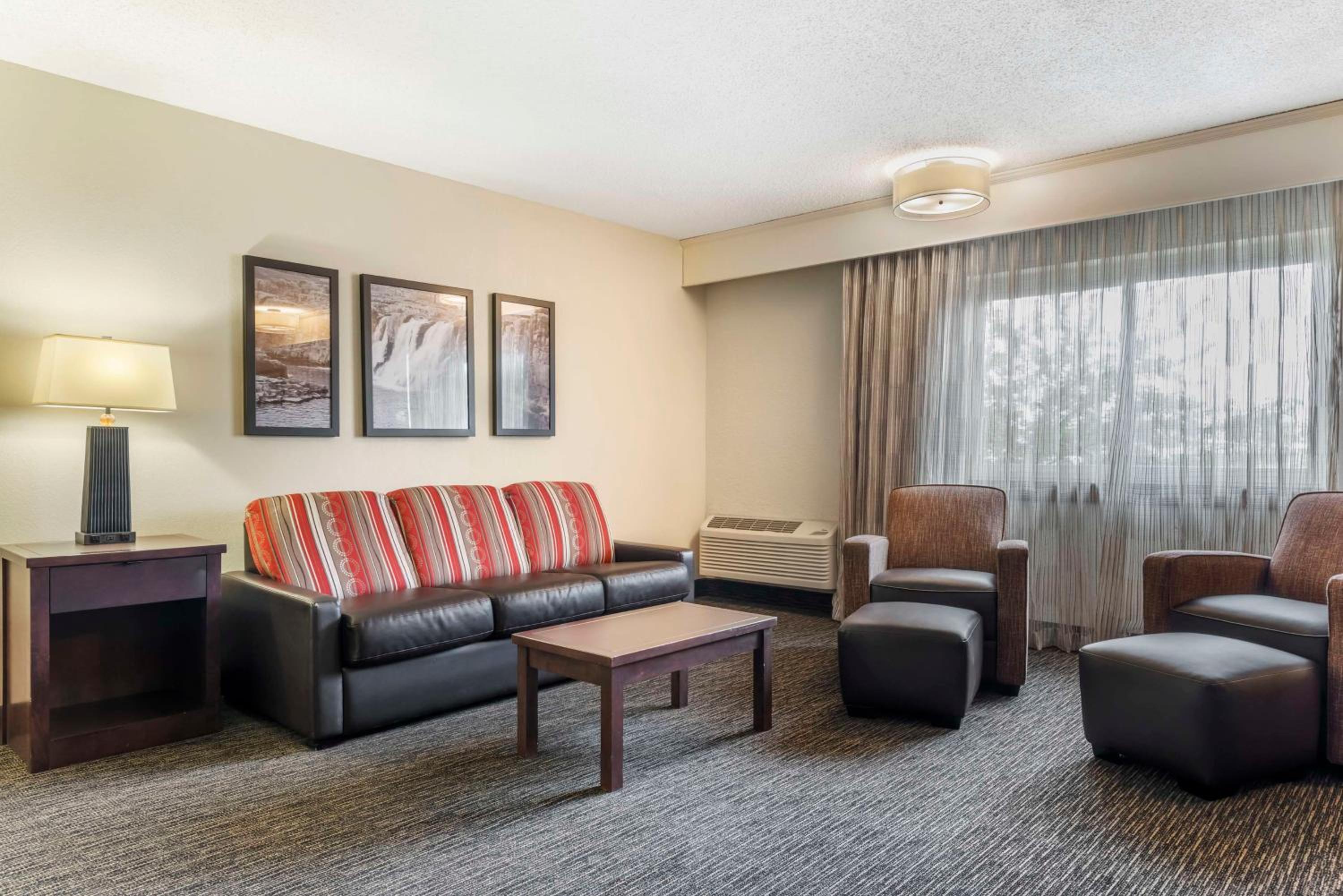 Queen Room with Two Queen Beds and Sofa Bed - Patio/Non-Smoking - Photo 3